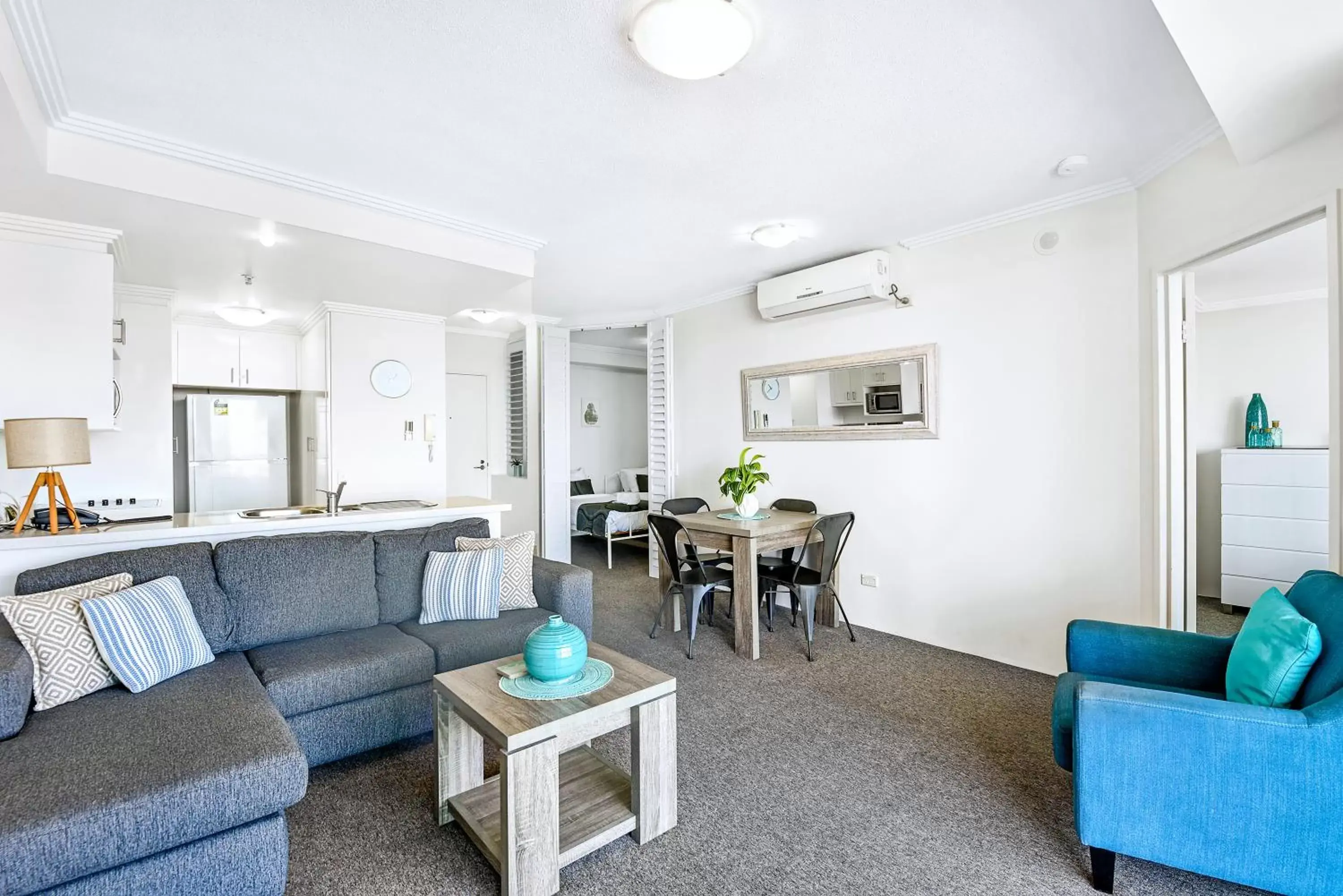Kitchen or kitchenette, Seating Area in Crystal Bay On The Broadwater