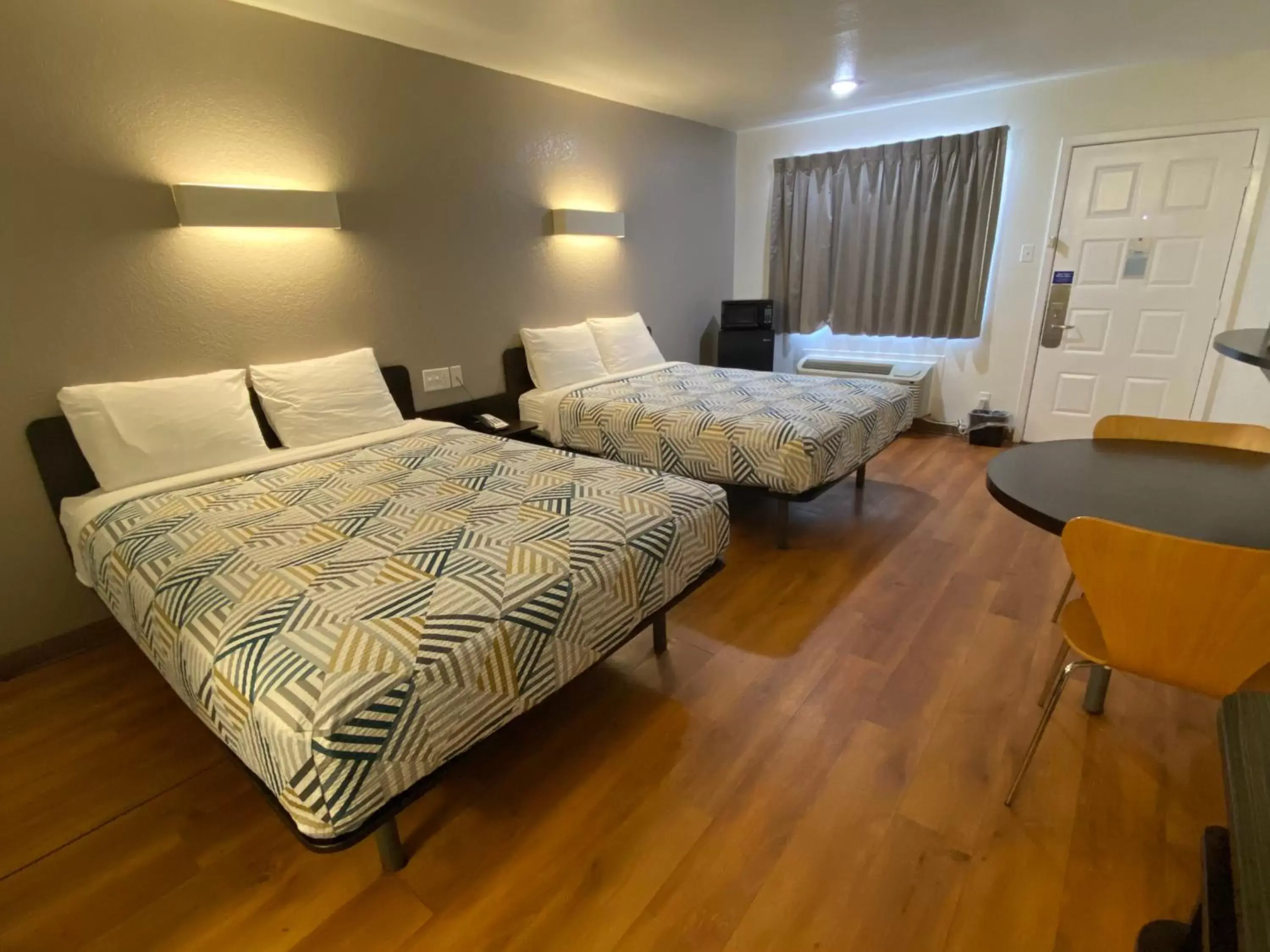 Double Room - Disability Access - Non-Smoking in Motel 6-Bryan, TX - College Station Double Room - Disability Access - Non-Smoking in Motel 6-Bryan, TX - College Station