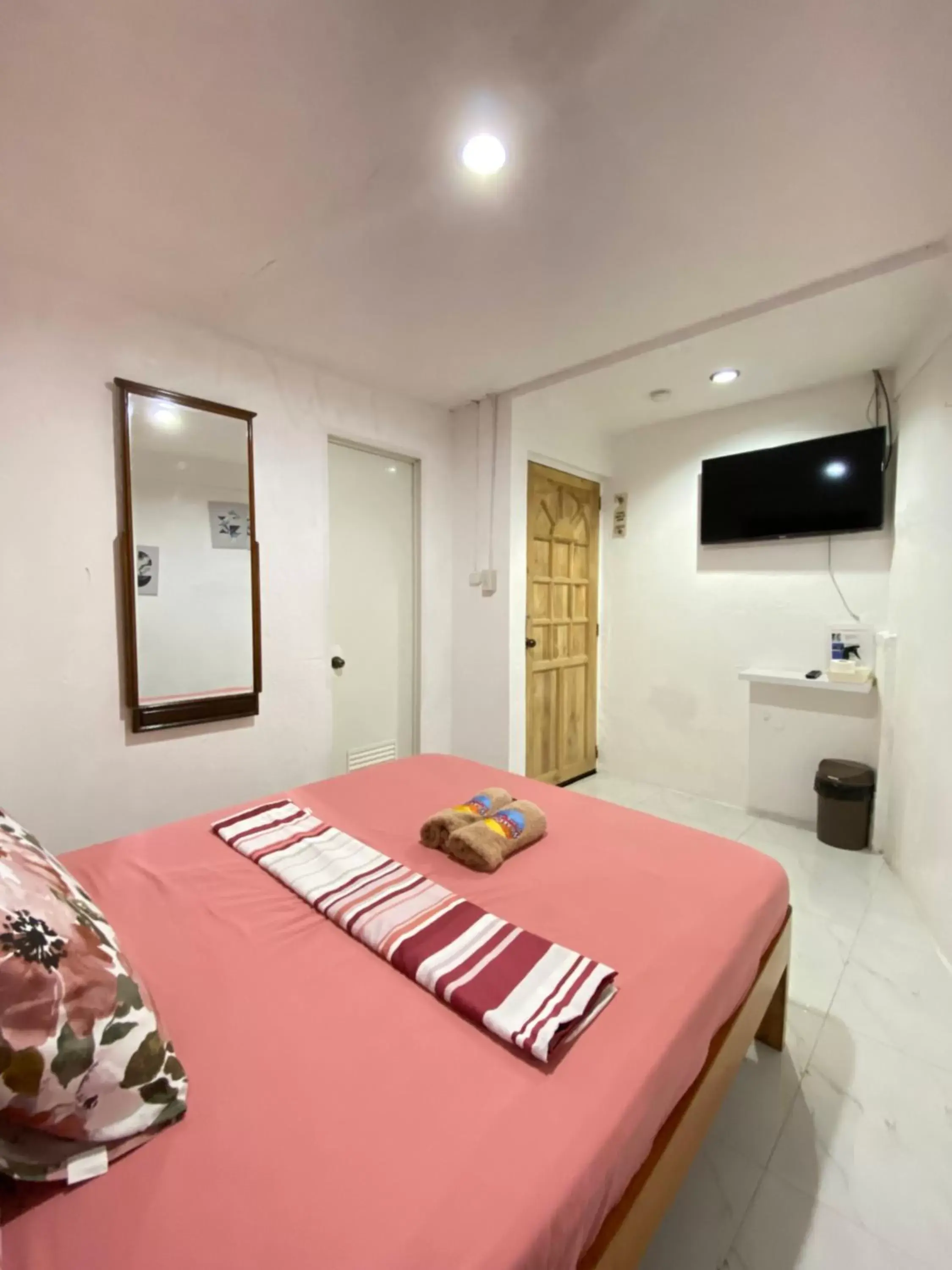 Bed in West Coast Beach House Bed in West Coast Beach House