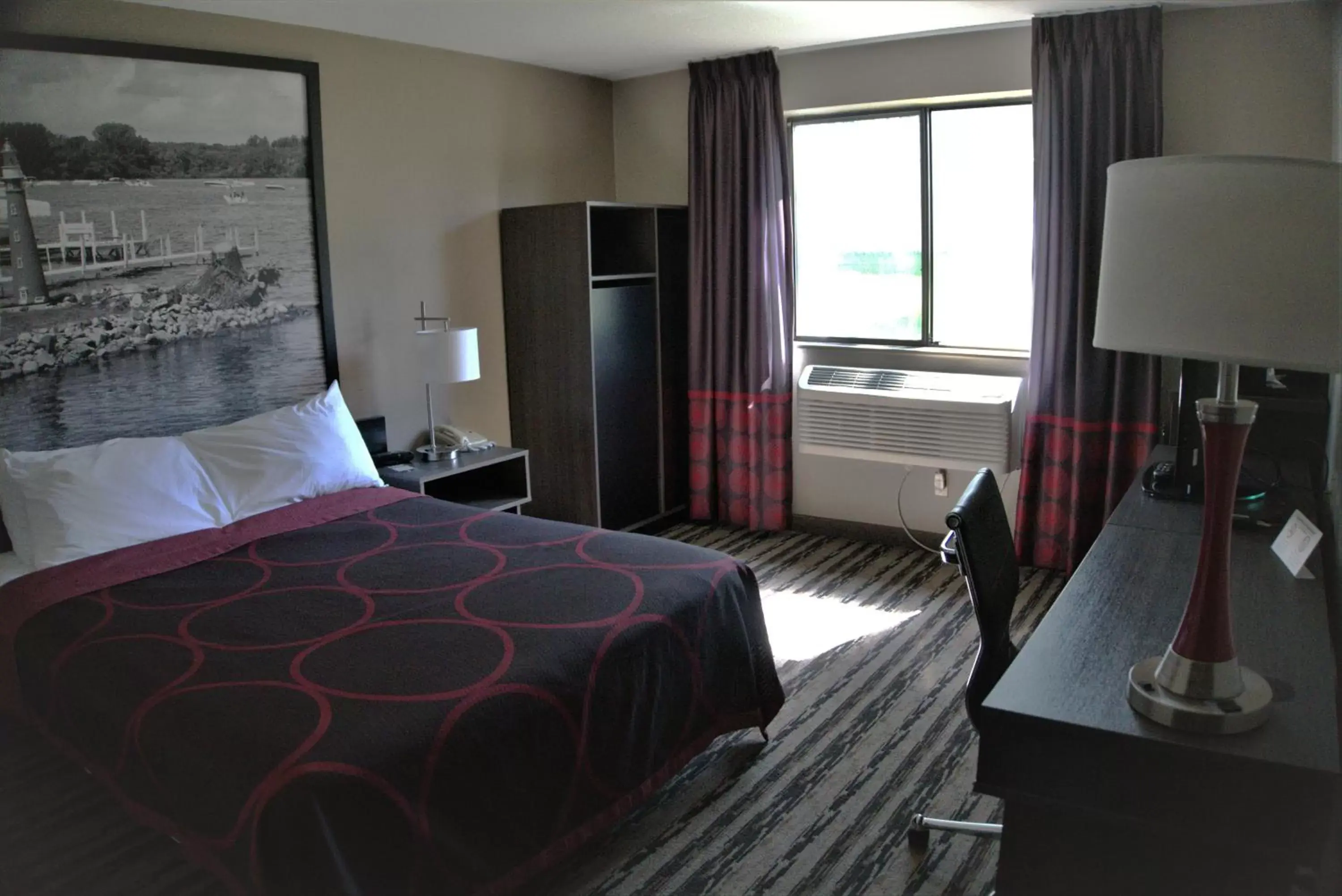 Photo of the whole room, Bed in Super 8 by Wyndham Spirit Lake/Okoboji