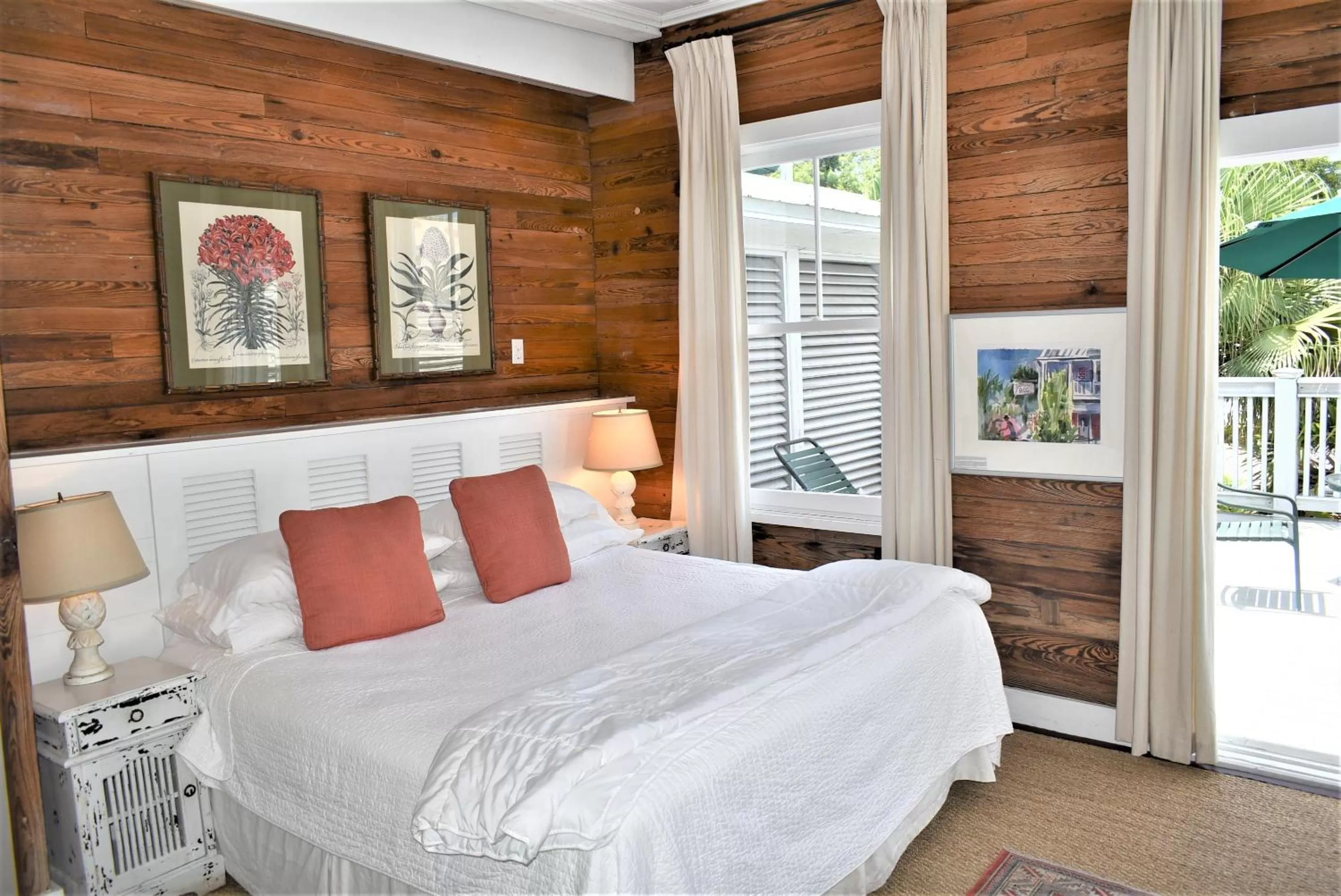 Bed in Simonton Court Historic Inn & Cottages