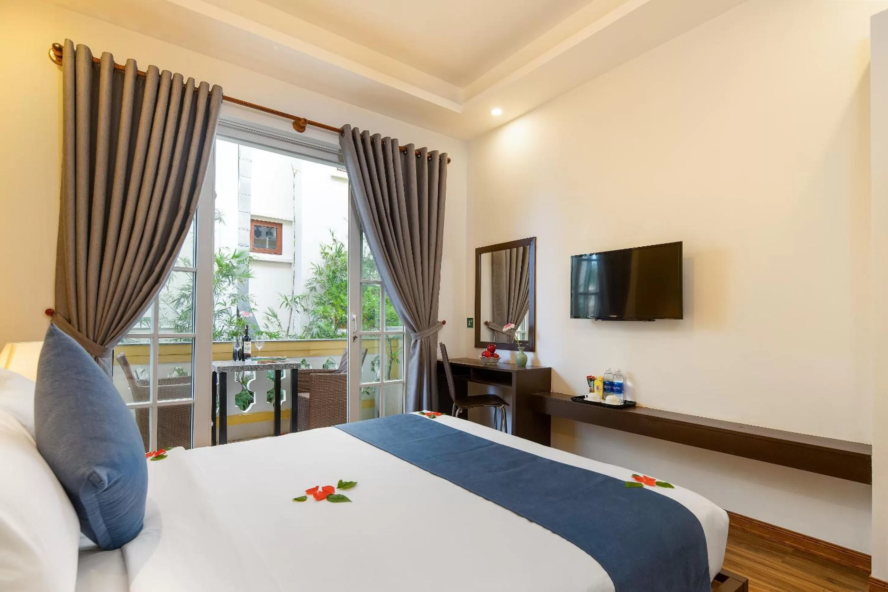 Bed in TRIPLE Riverside Villa Hotel HoiAn