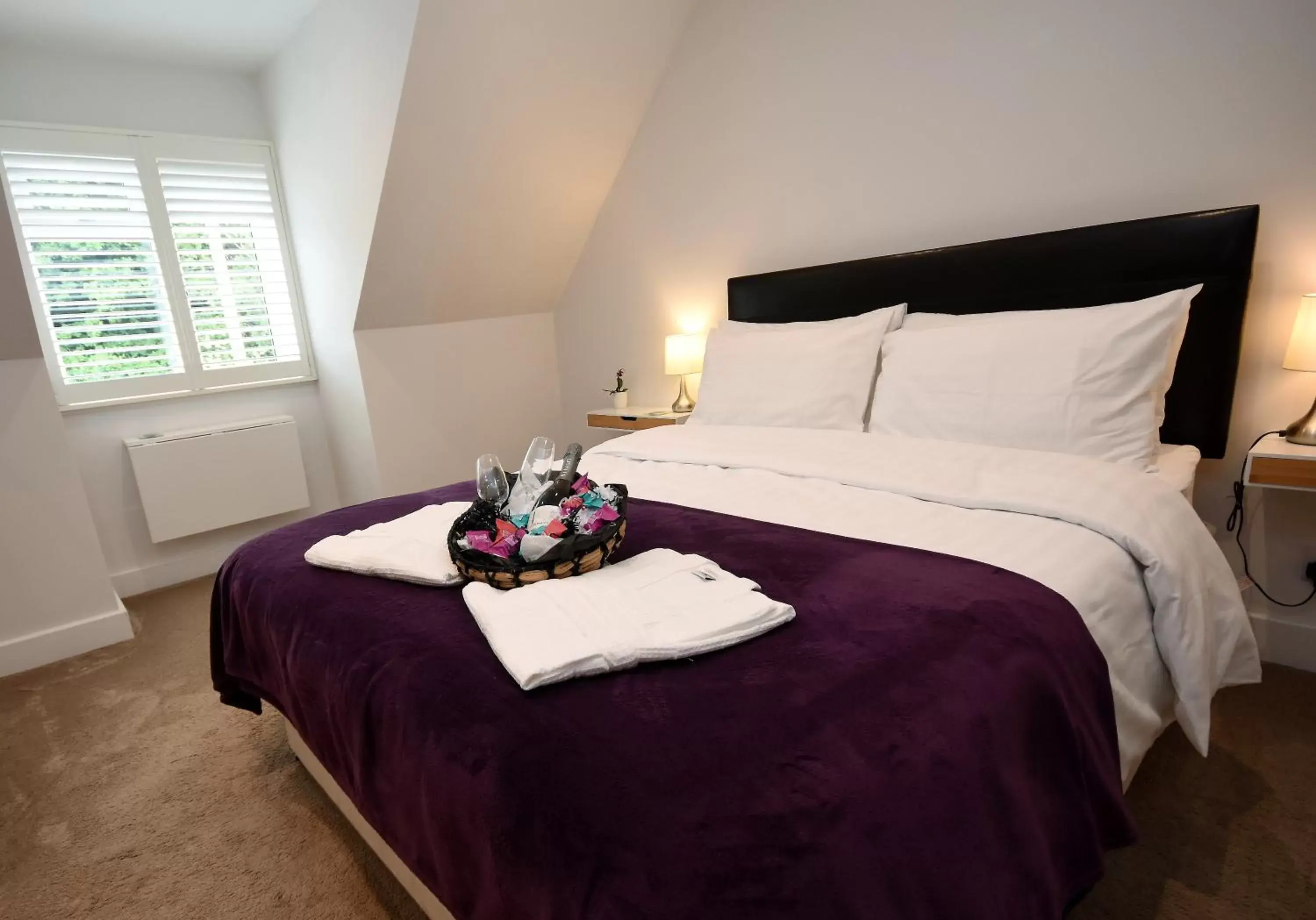 Bedroom, Bed in Apple Tree Place B&B