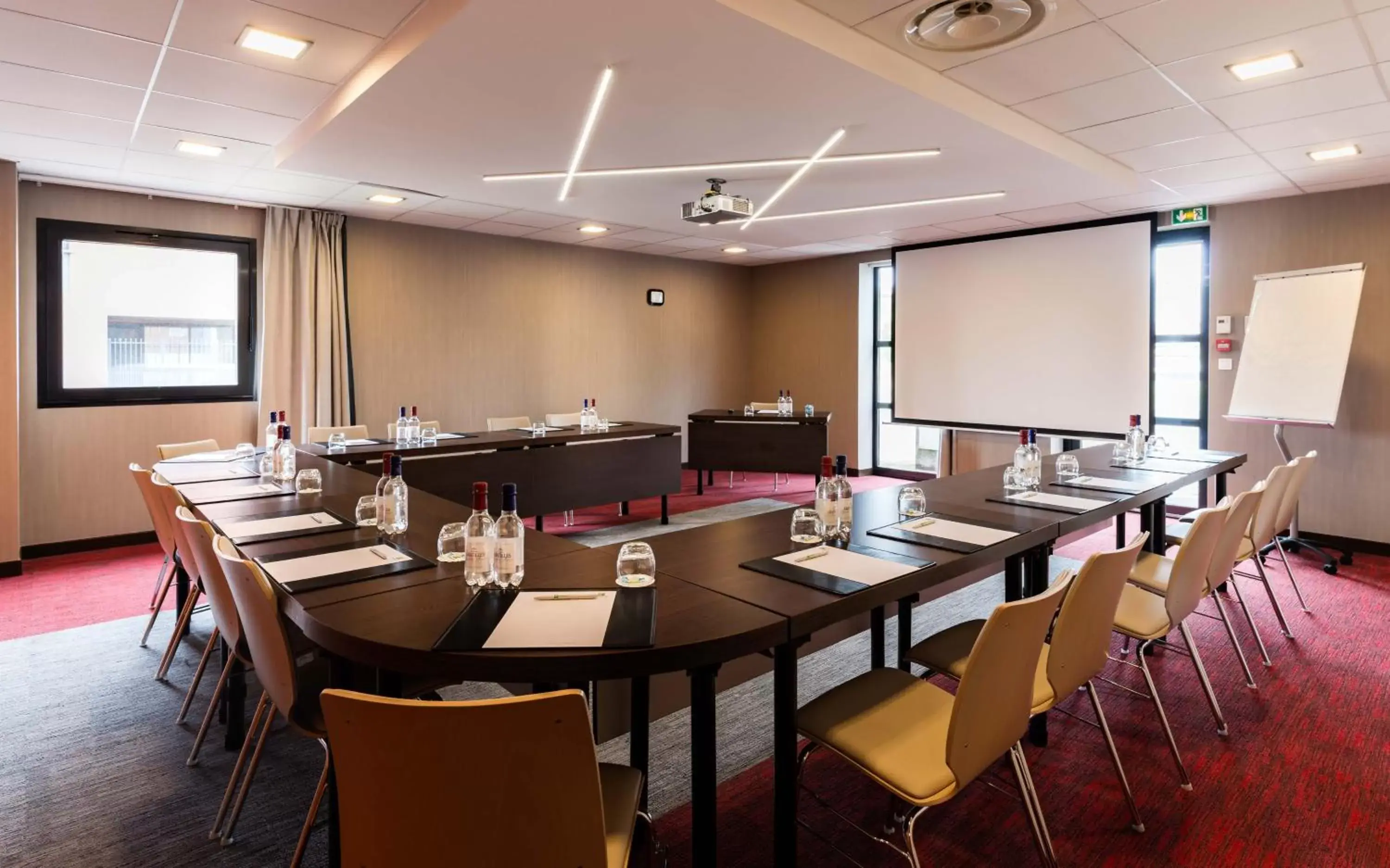 Meeting/conference room in Holiday Inn Toulouse Airport, an IHG Hotel