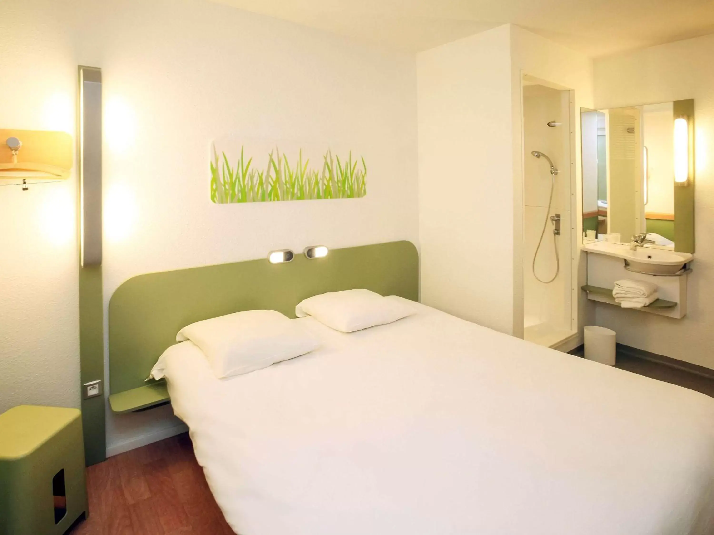 Photo of the whole room, Bed in Ibis Budget Nantes Reze Aeroport