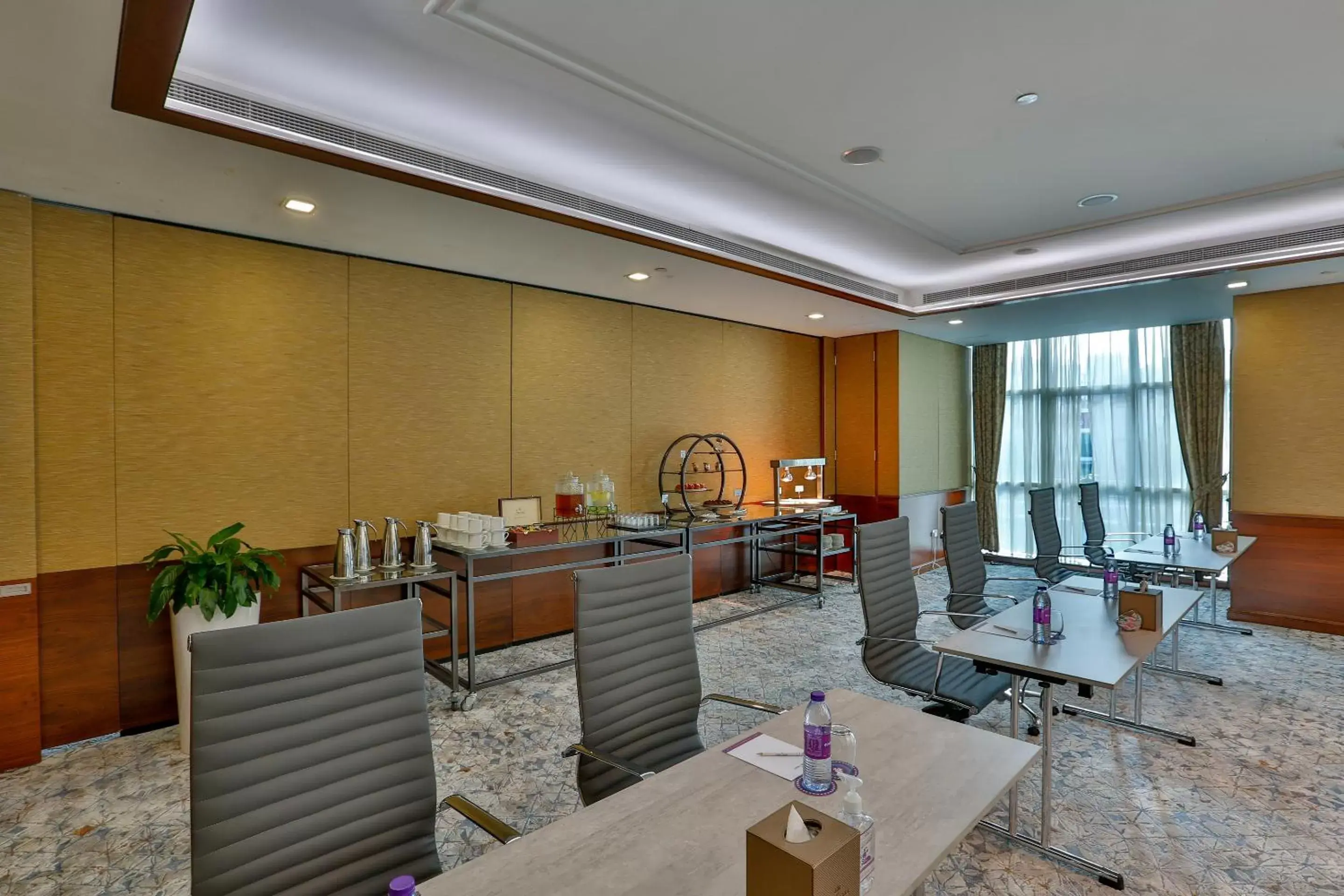 Meeting/conference room, Restaurant/Places to Eat in Park Regis Kris Kin Hotel