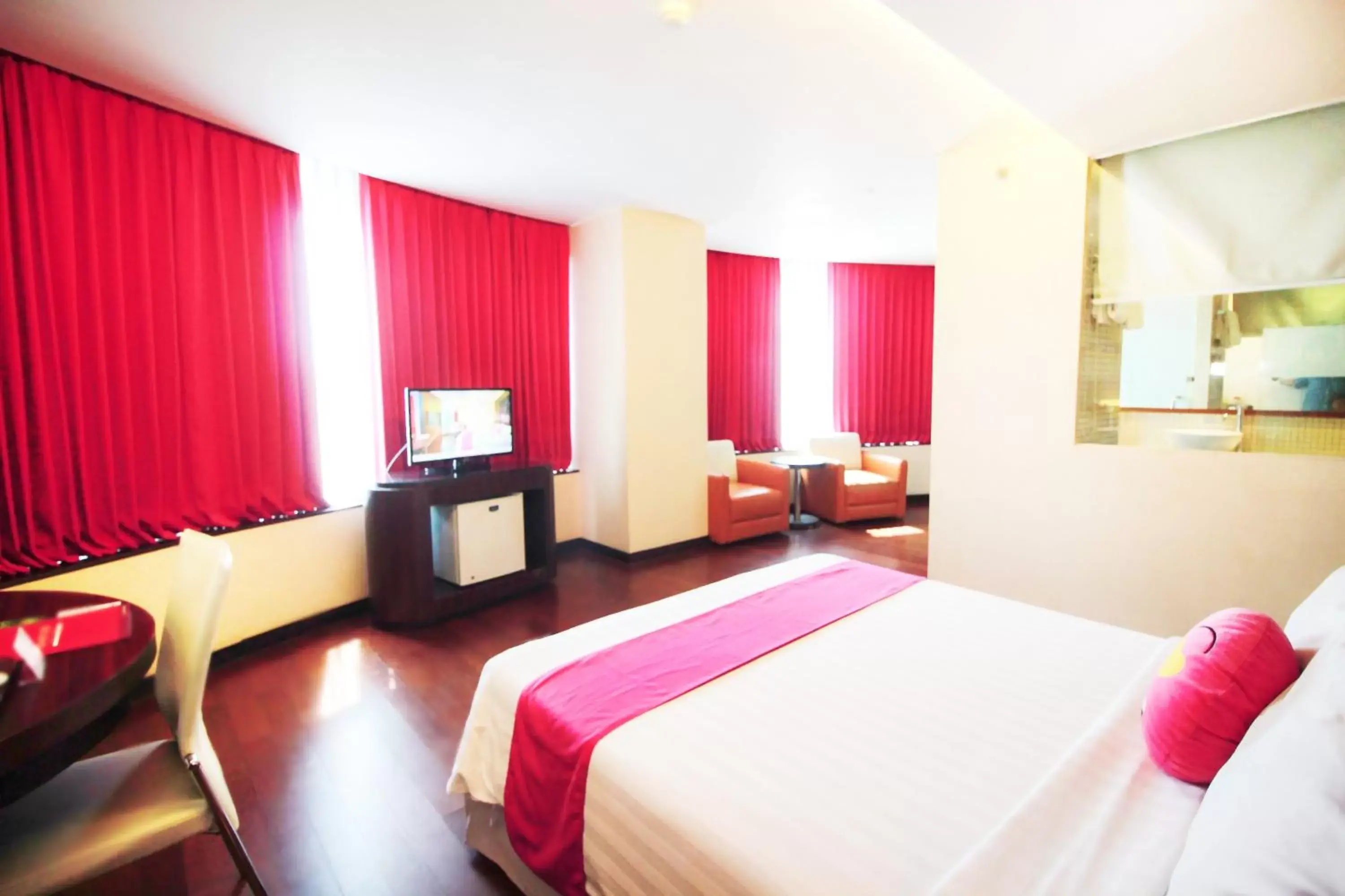 Bed in favehotel MEX Tunjungan Surabaya