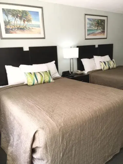 Bed in Ocean Plaza Motel Bed in Ocean Plaza Motel