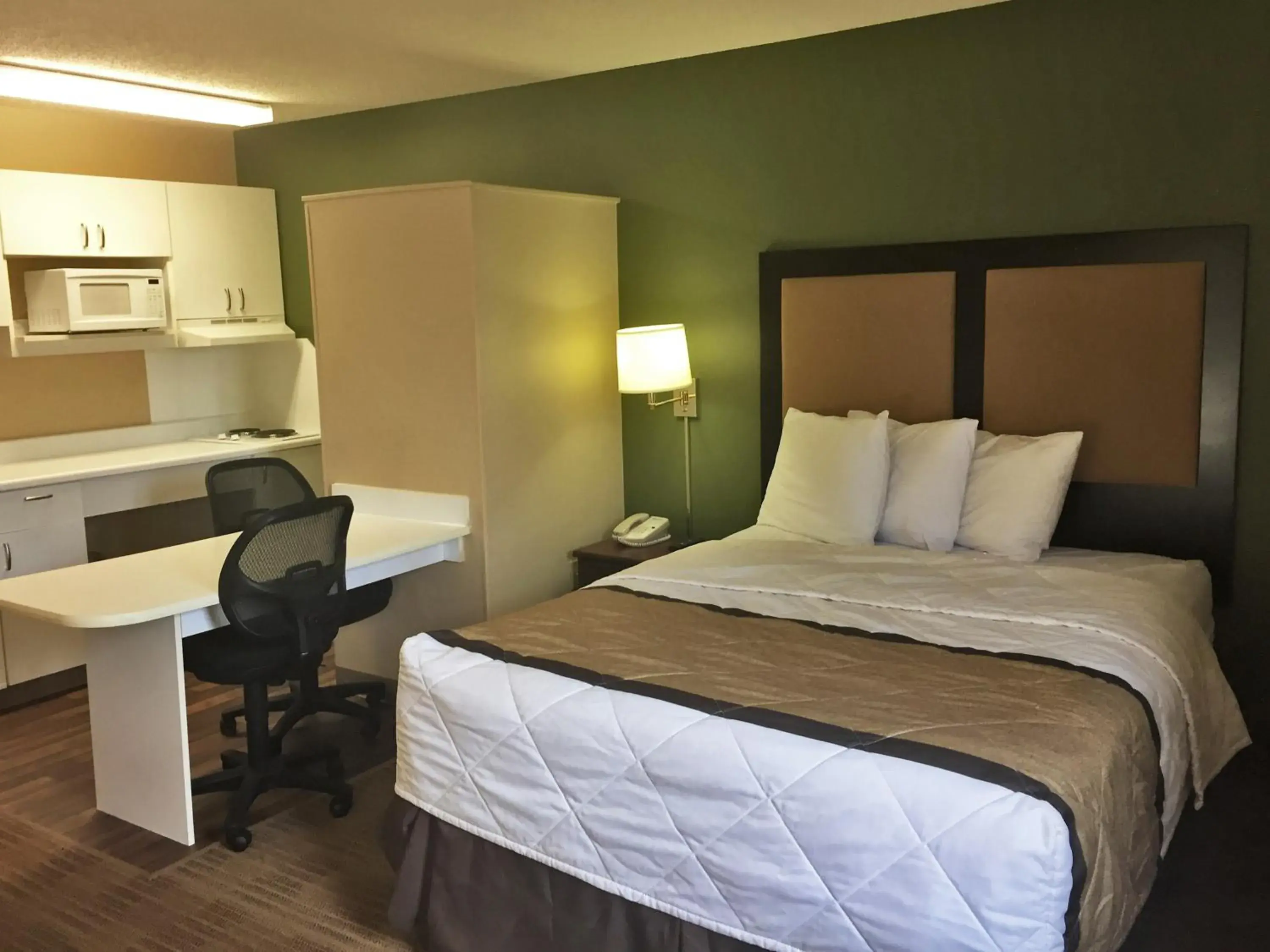Bed in Extended Stay America Suites - Chicago - Gurnee