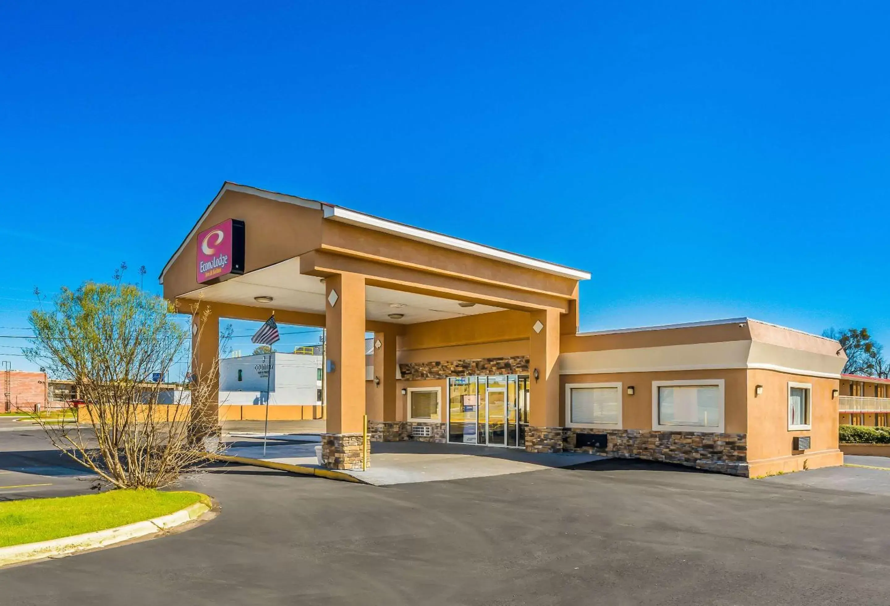 Property Building in Econo Lodge Inn & Suites Macon