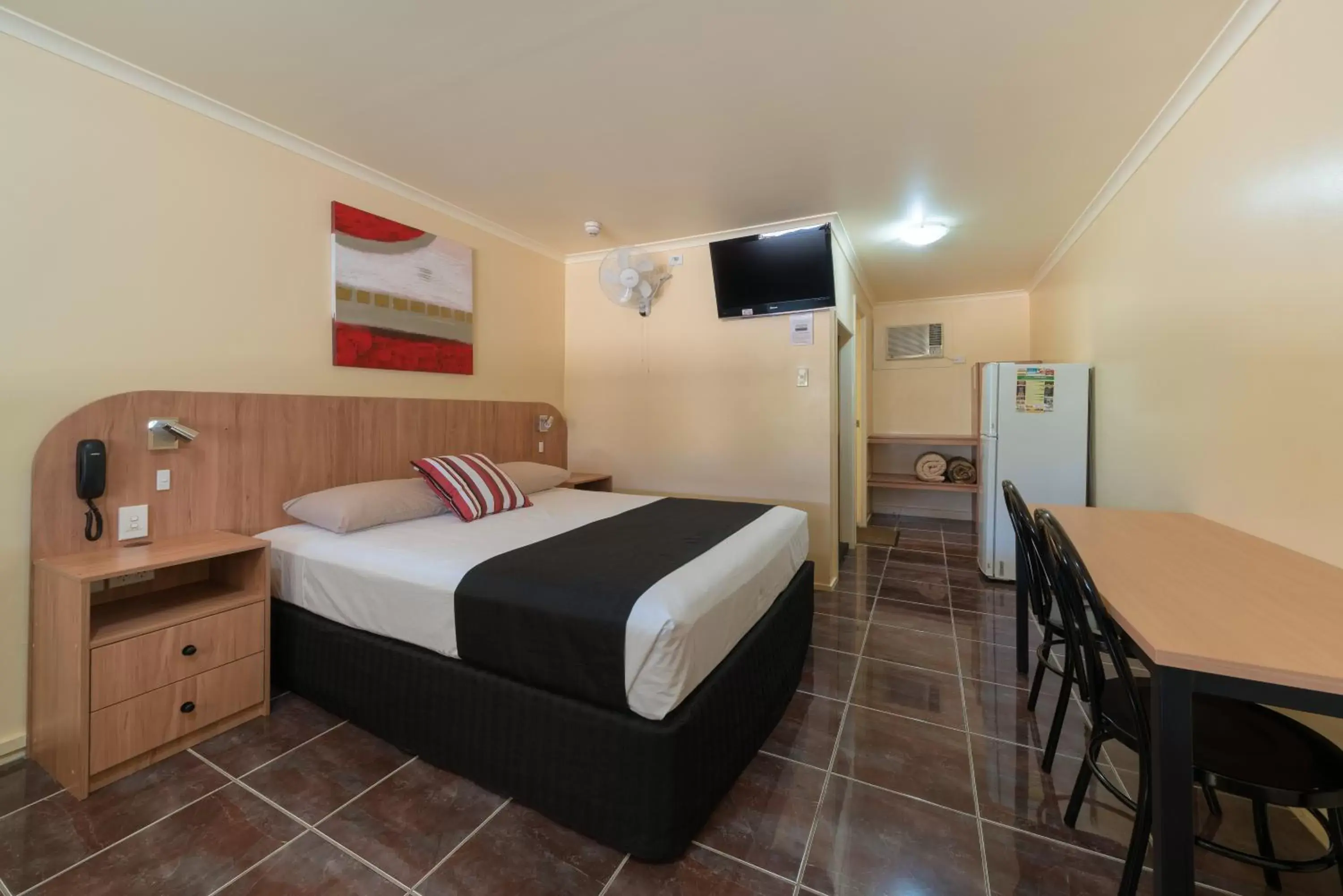 Queen (Ground Floor) in Winter Sun Motel Queen (Ground Floor) in Winter Sun Motel