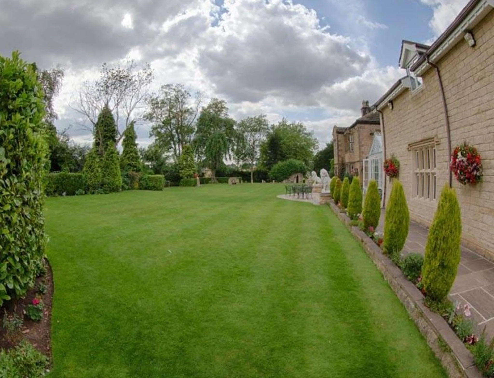 Facade/entrance in Rogerthorpe Manor Hotel