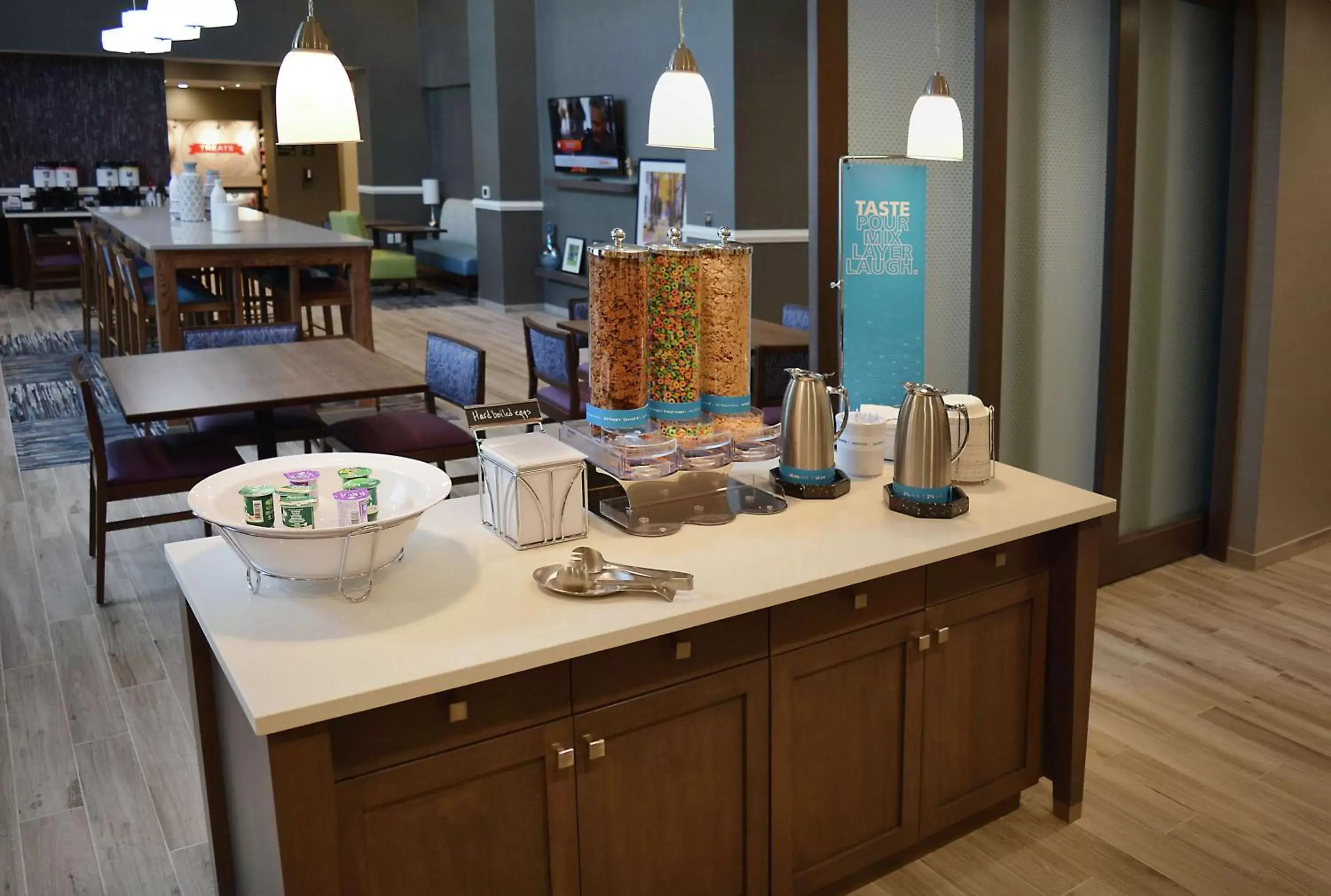 Dining area in Hampton Inn & Suites Philadelphia/Media