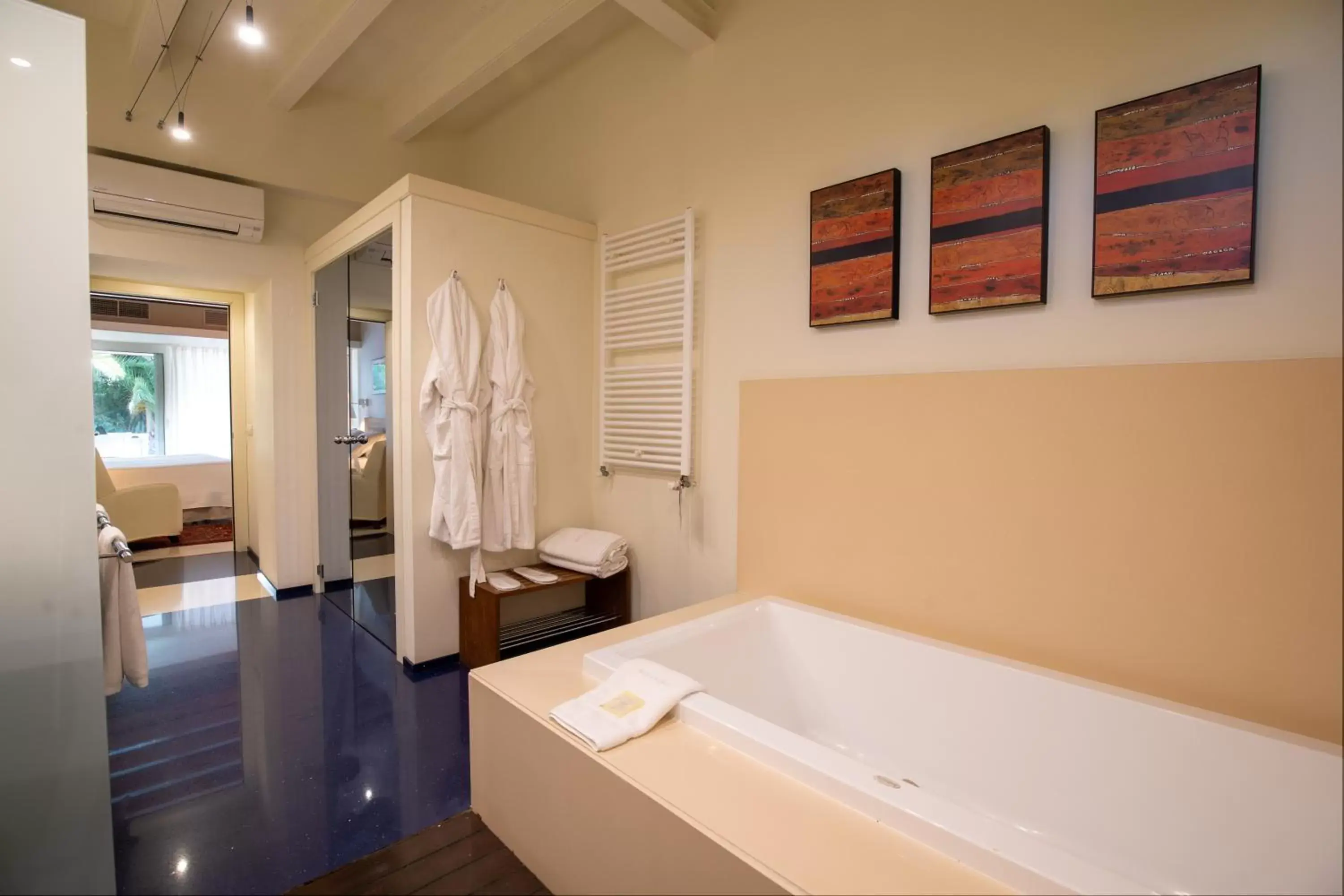 Photo of the whole room, Bathroom in Hotel Tancat de Codorniu