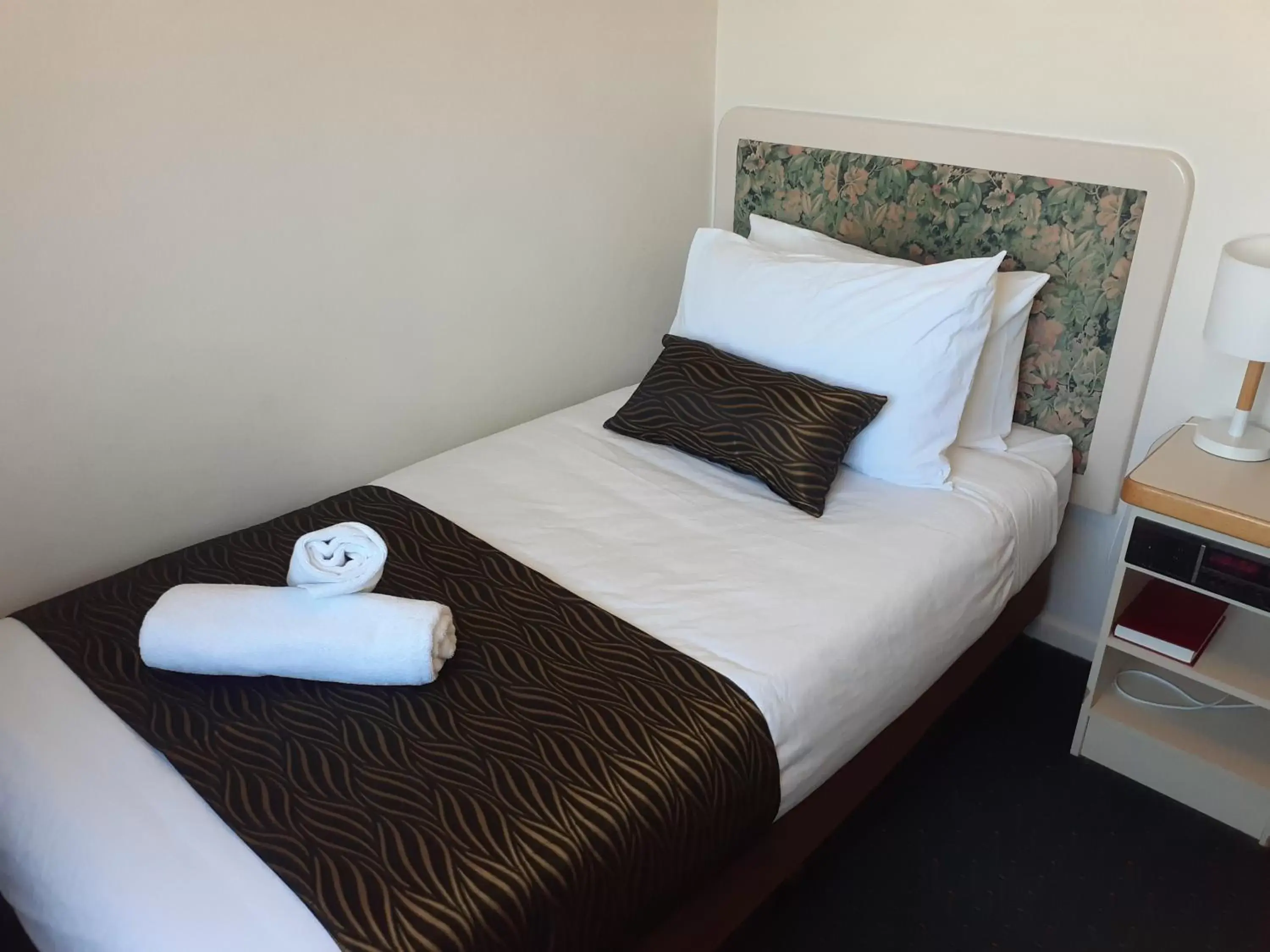 Bed, Room Photo in Crest Motor Inn