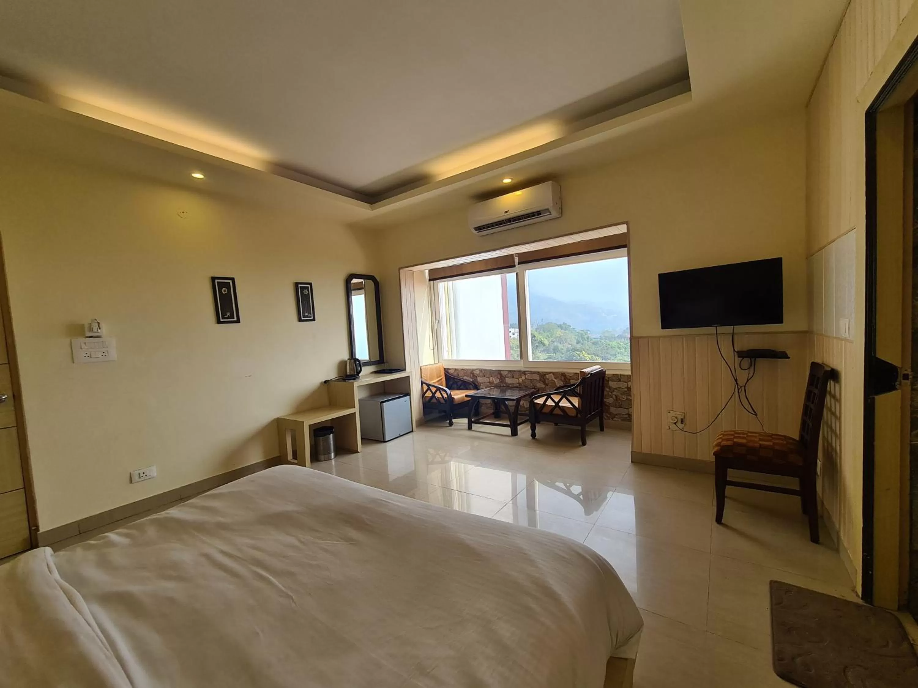 Bedroom, Bed in Hotel Rajpur Heights