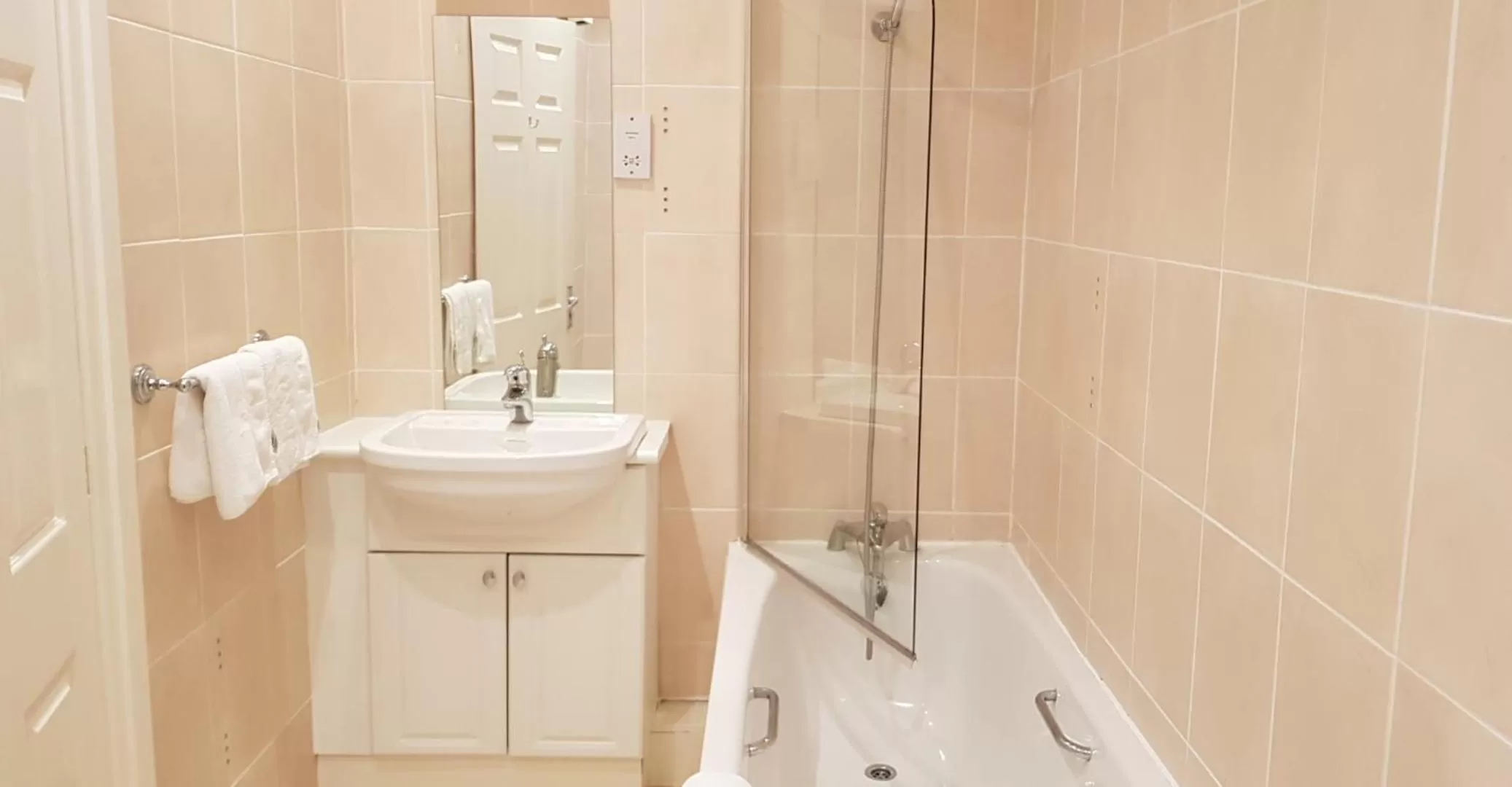 Bathroom in Tankerville Arms Hotel