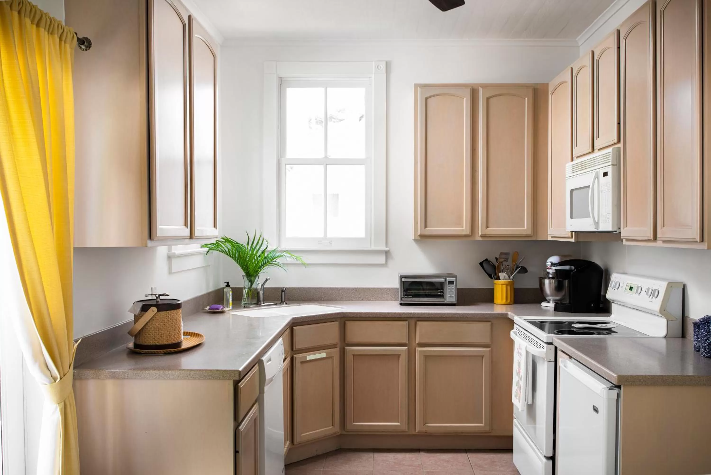 Kitchen/Kitchenette in The Conch House Heritage Inn