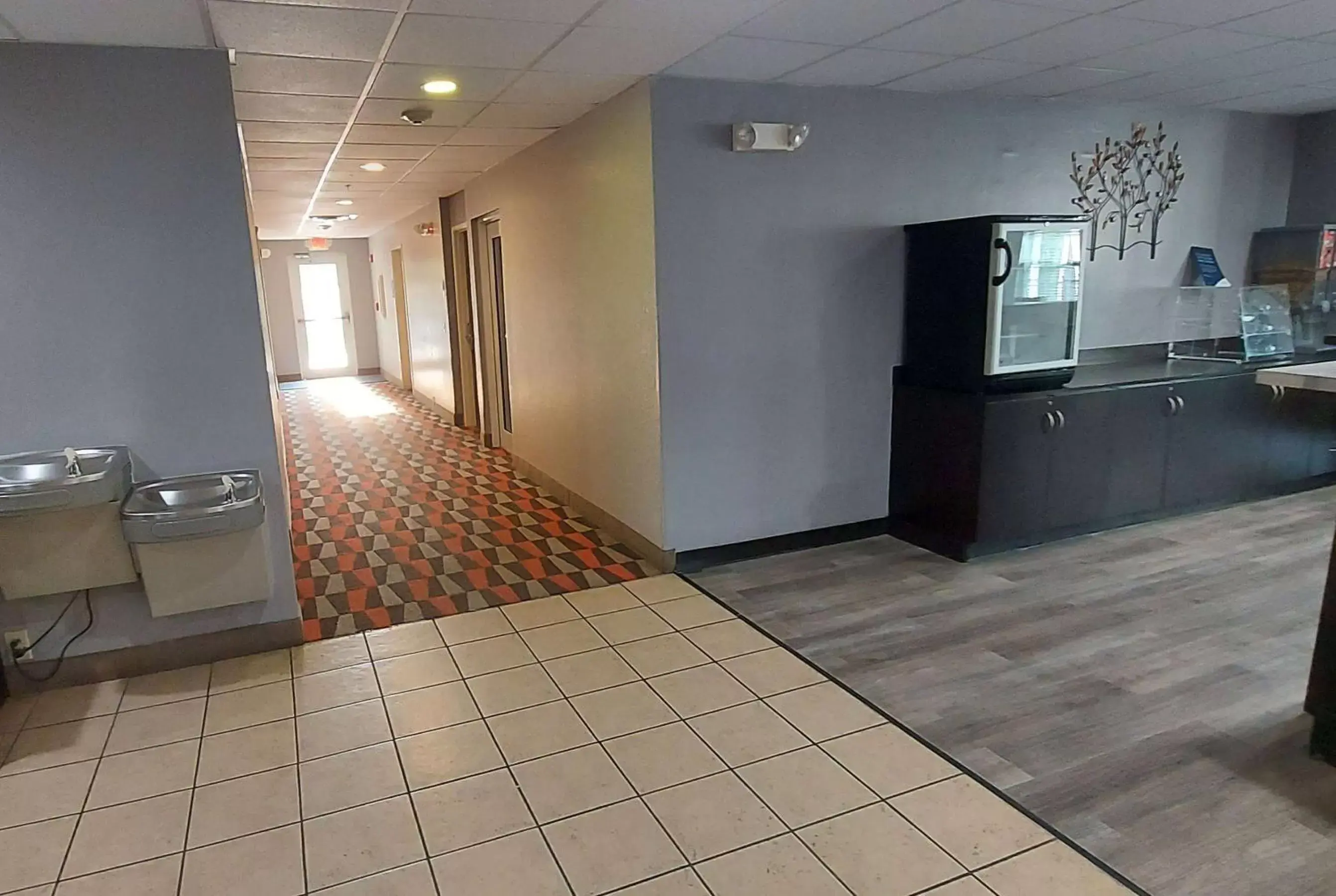Lobby or reception, Kitchen/Kitchenette in Microtel Inn & Suites by Wyndham Hoover/Birmingham