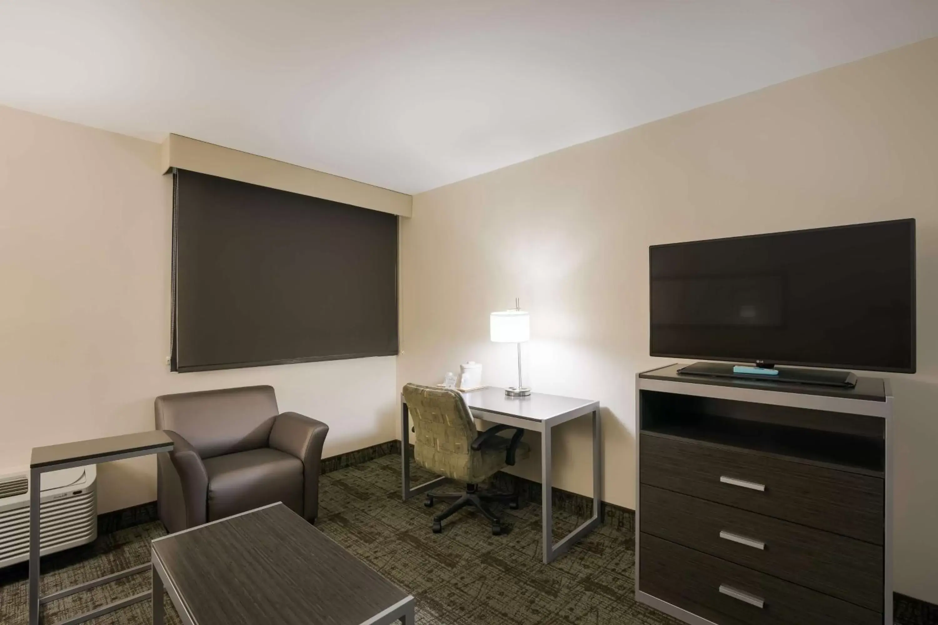 Photo of the whole room, TV/Entertainment Center in Best Western Northwest Indiana Inn