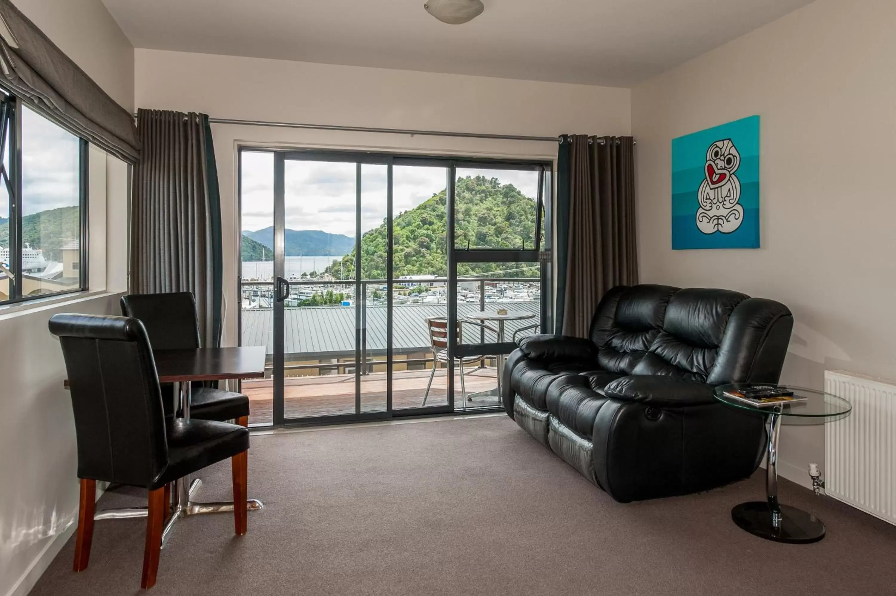 Living room, Seating Area in Harbour View Motel