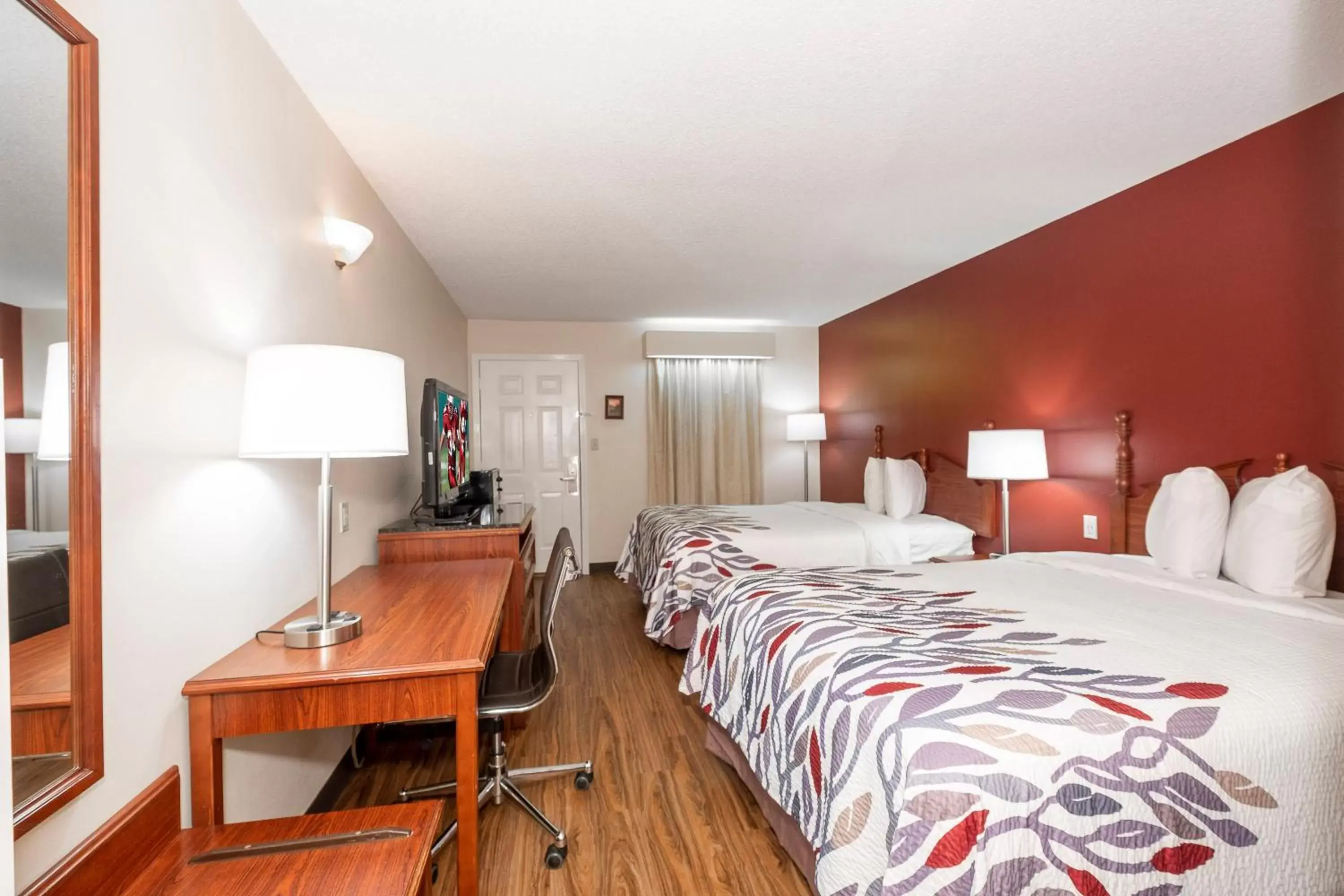 Photo of the whole room in Red Roof Inn & Suites Calhoun