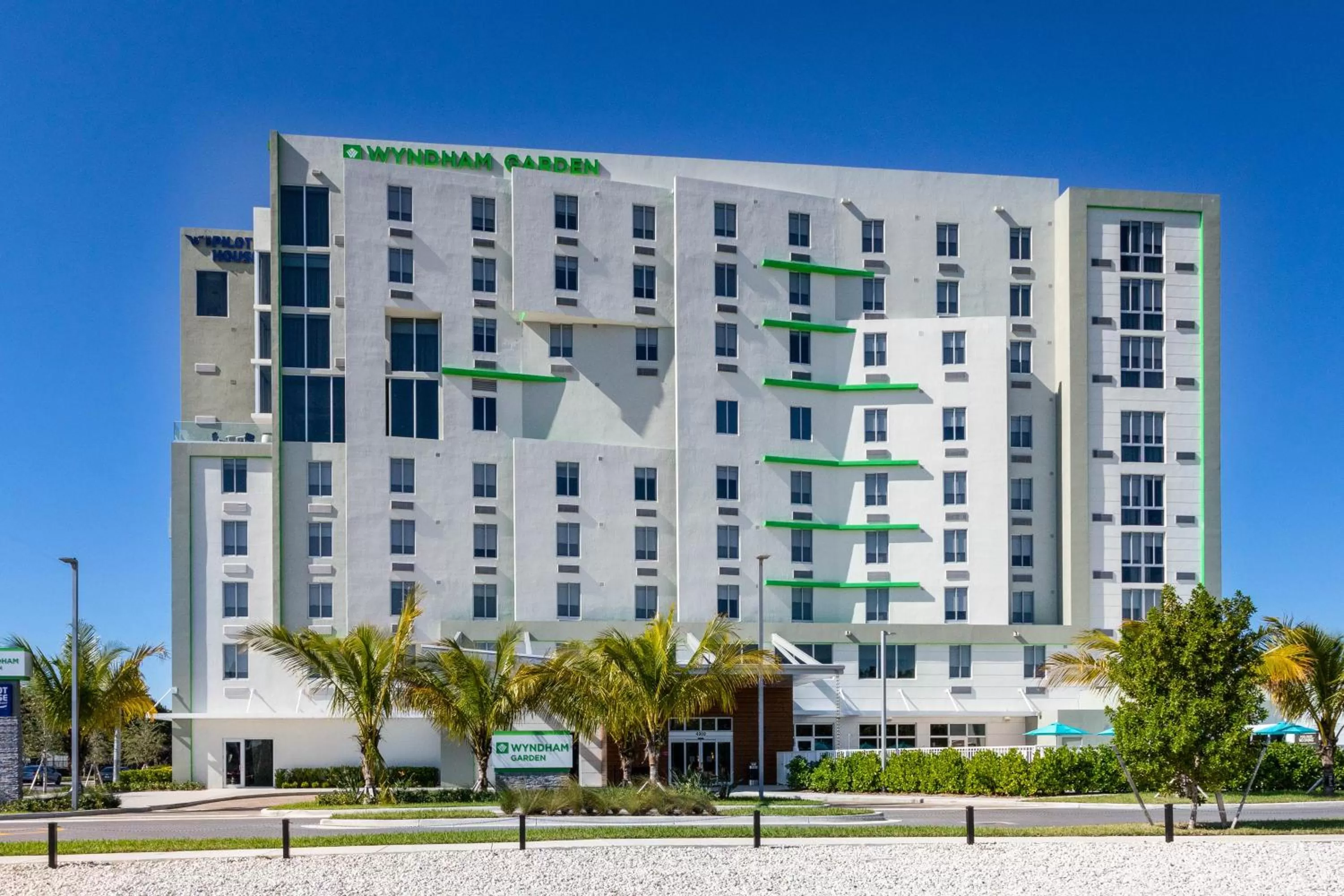 Property building in Wyndham Garden Miami International Airport