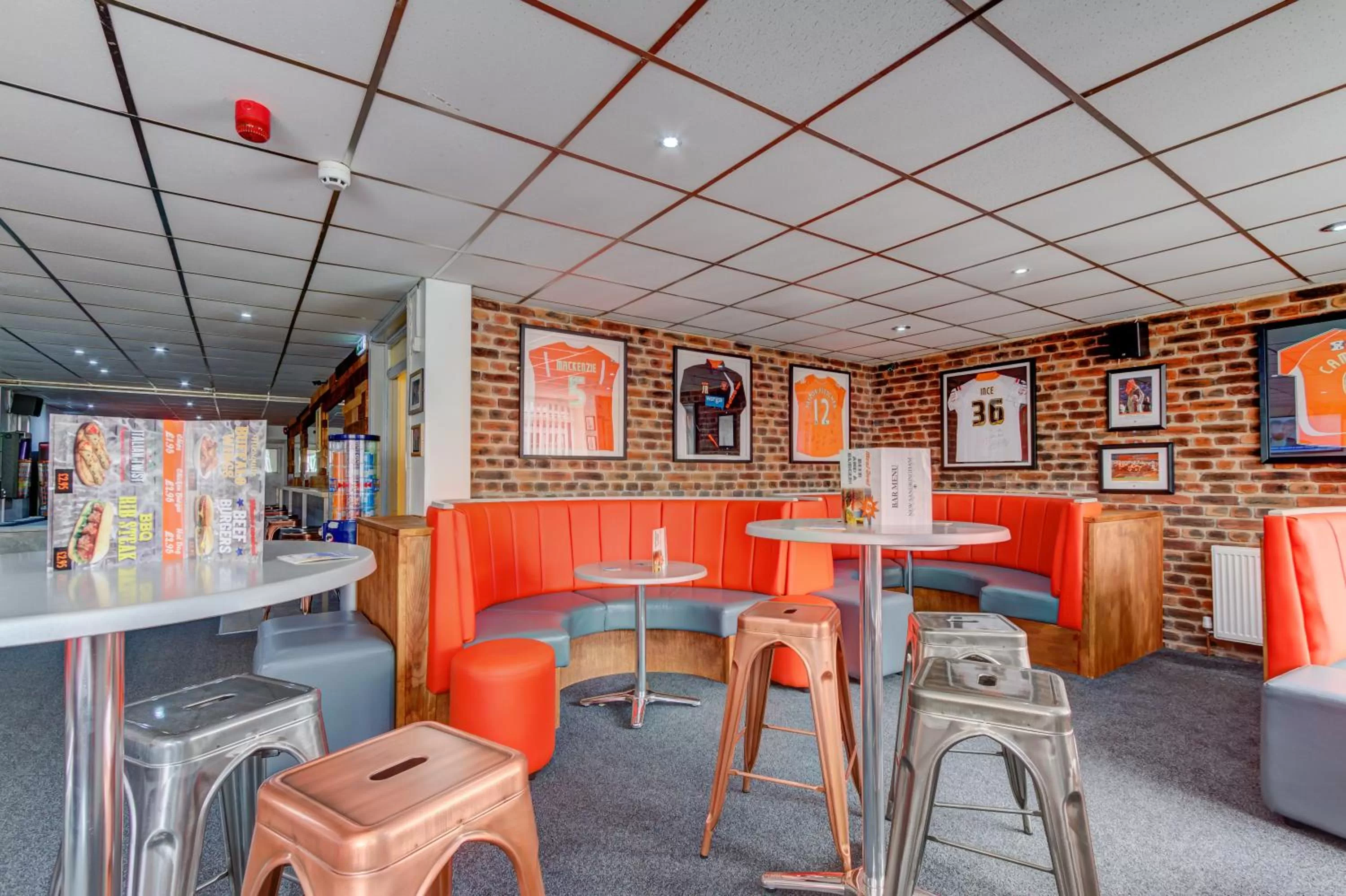 Lounge or bar in The Sandringham Court Hotel & Apartment Welcoming Large and Small Groups for 15 years