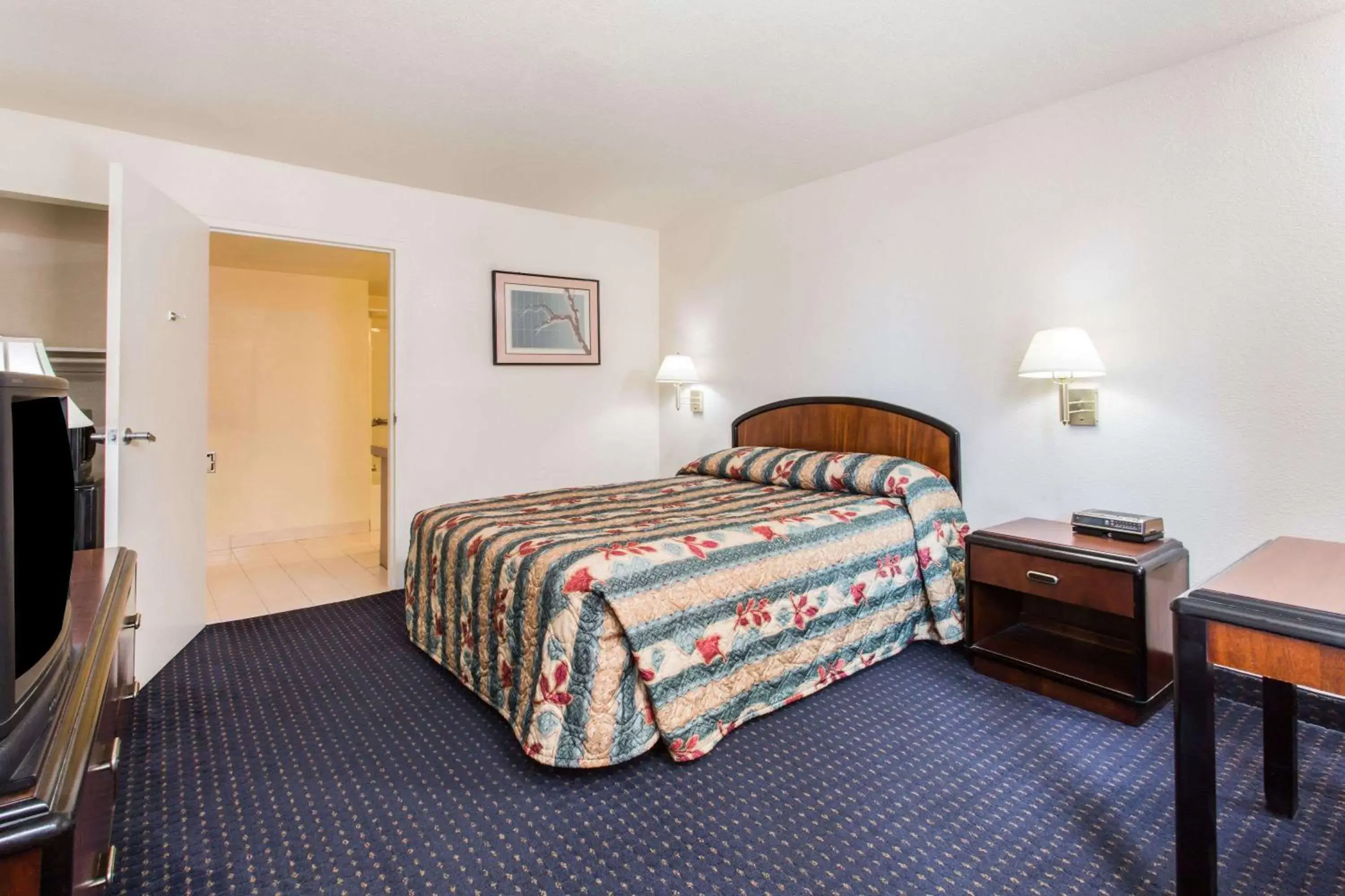 Photo of the whole room, Bed in Knights Inn Virginia Beach Lynnhaven