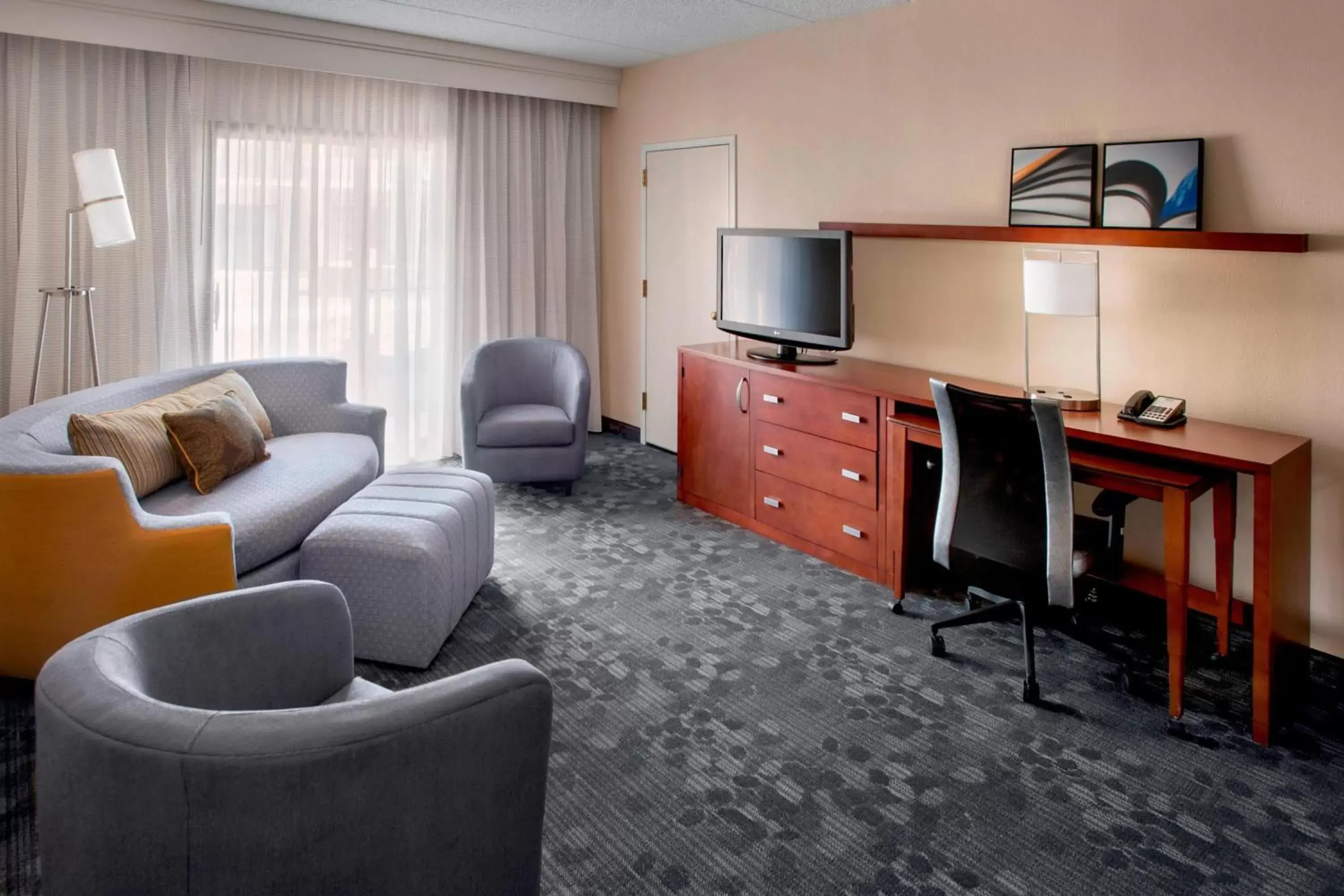 Living room, Seating Area in Courtyard By Marriott Hartford Windsor Airport