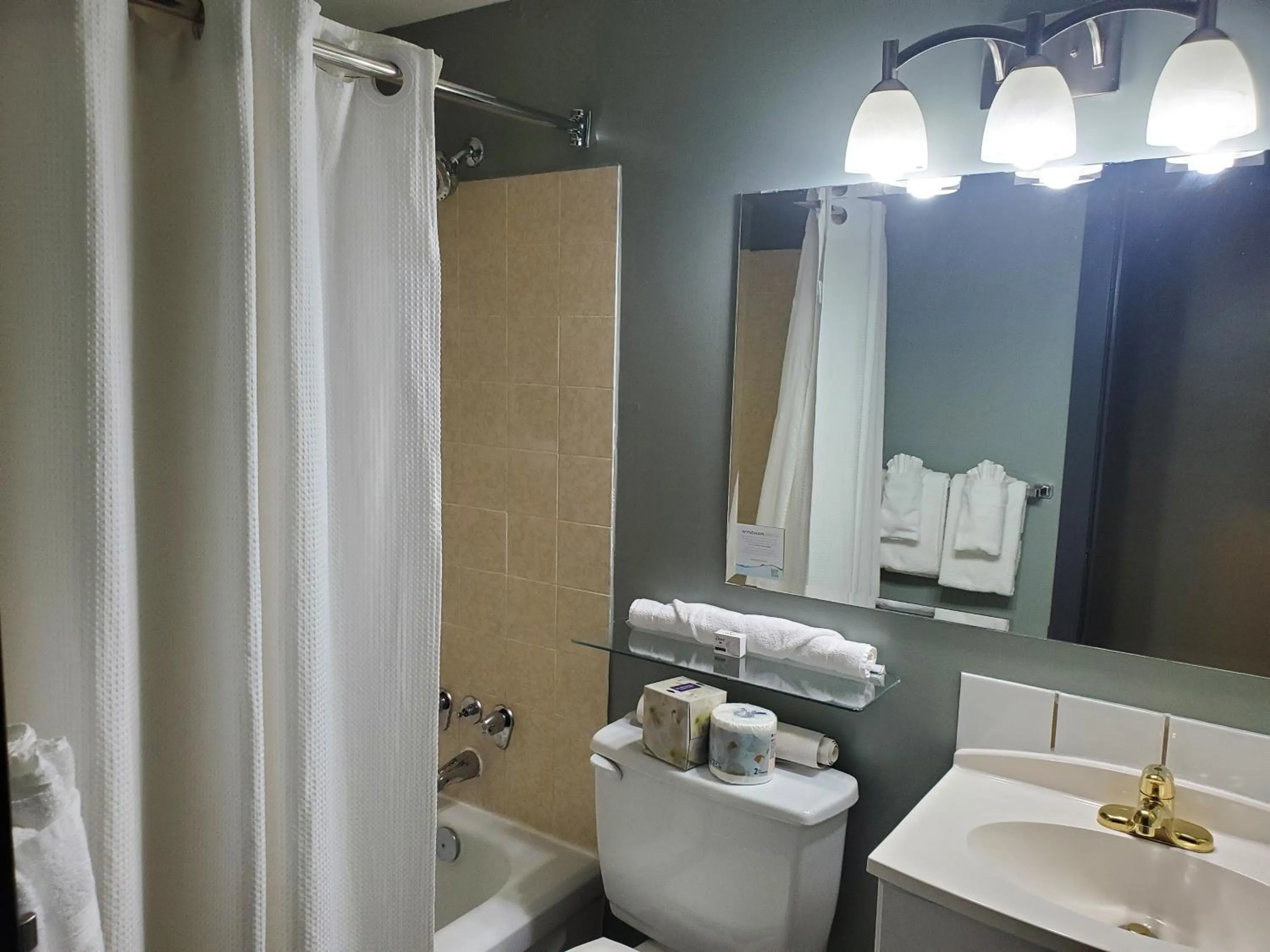 Queen Suite with Spa Bath- Non-SMoking in Super 8 by Wyndham Duncan