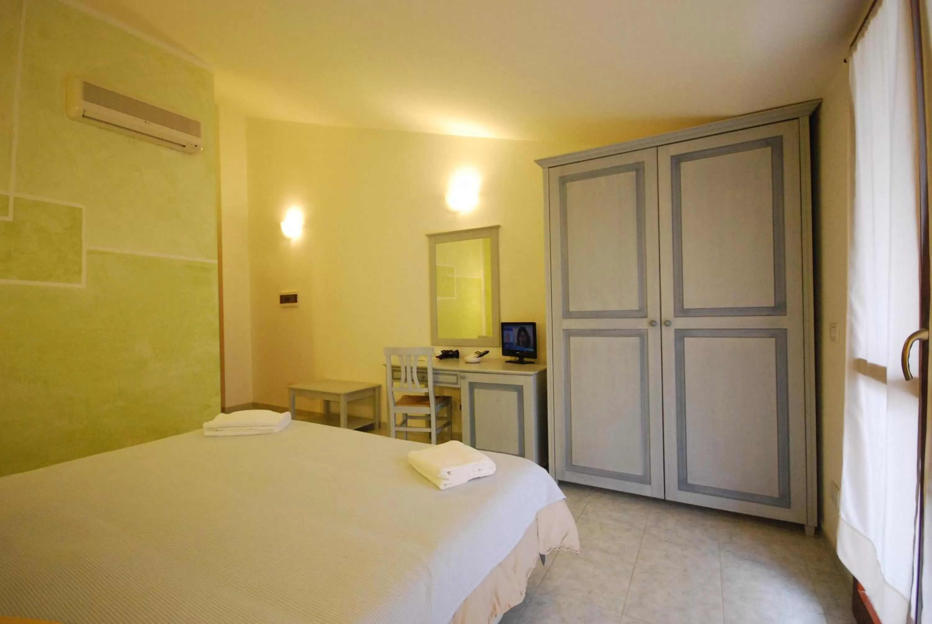 Photo of the whole room in Hotel Jasmine