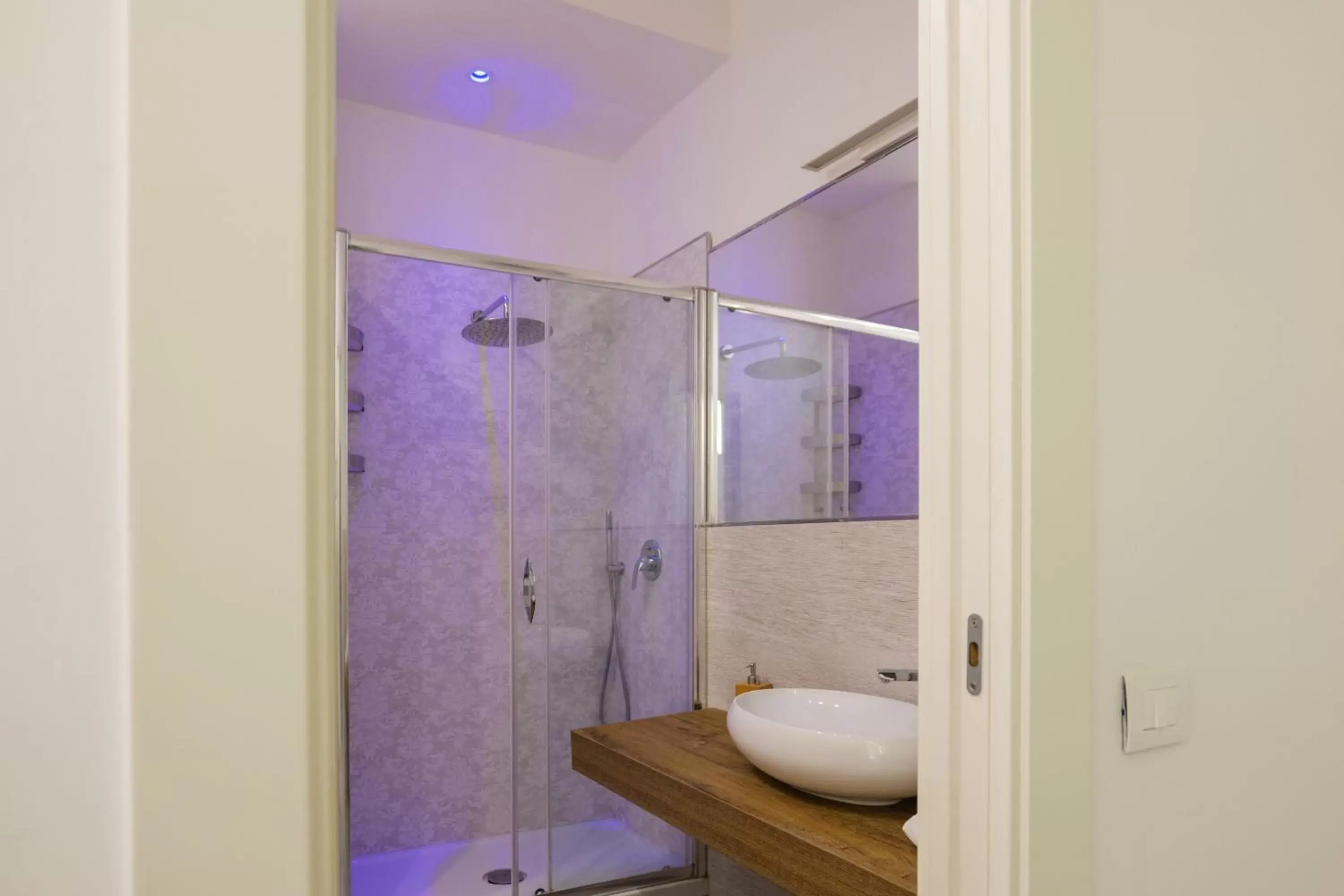 Shower, Bathroom in Relais Vittorio Veneto - Luxotel & Apartotel