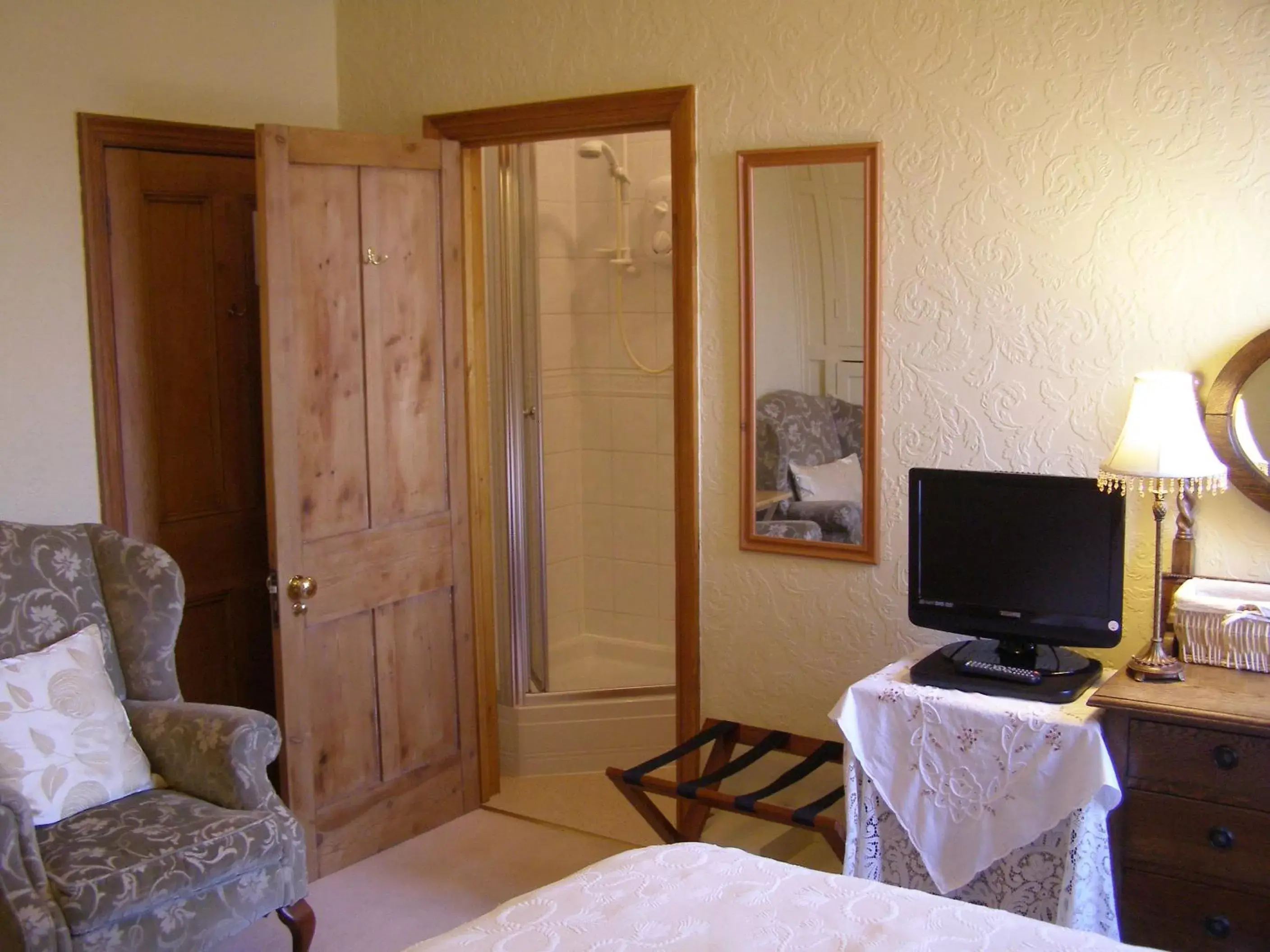 Bedroom, TV/Entertainment Center in Anton Guest House Bed and Breakfast