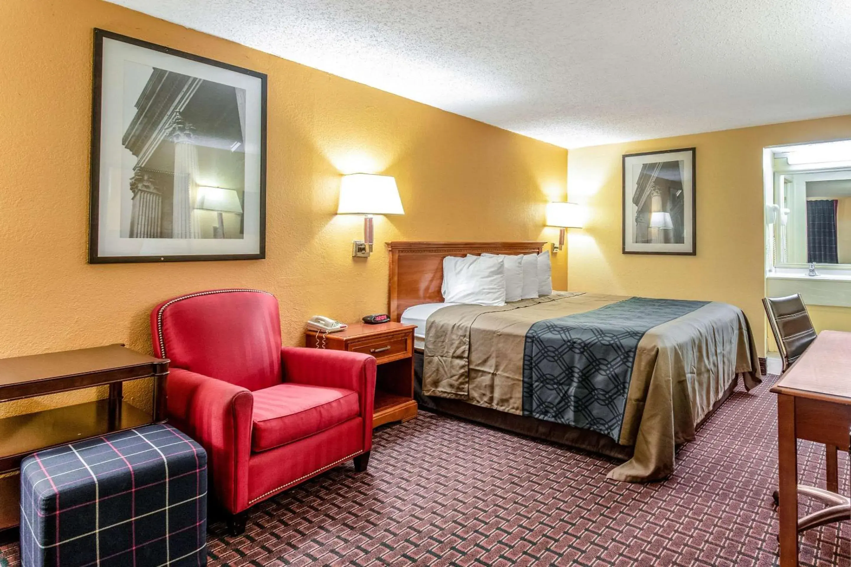 Photo of the whole room, Bed in Rodeway Inn