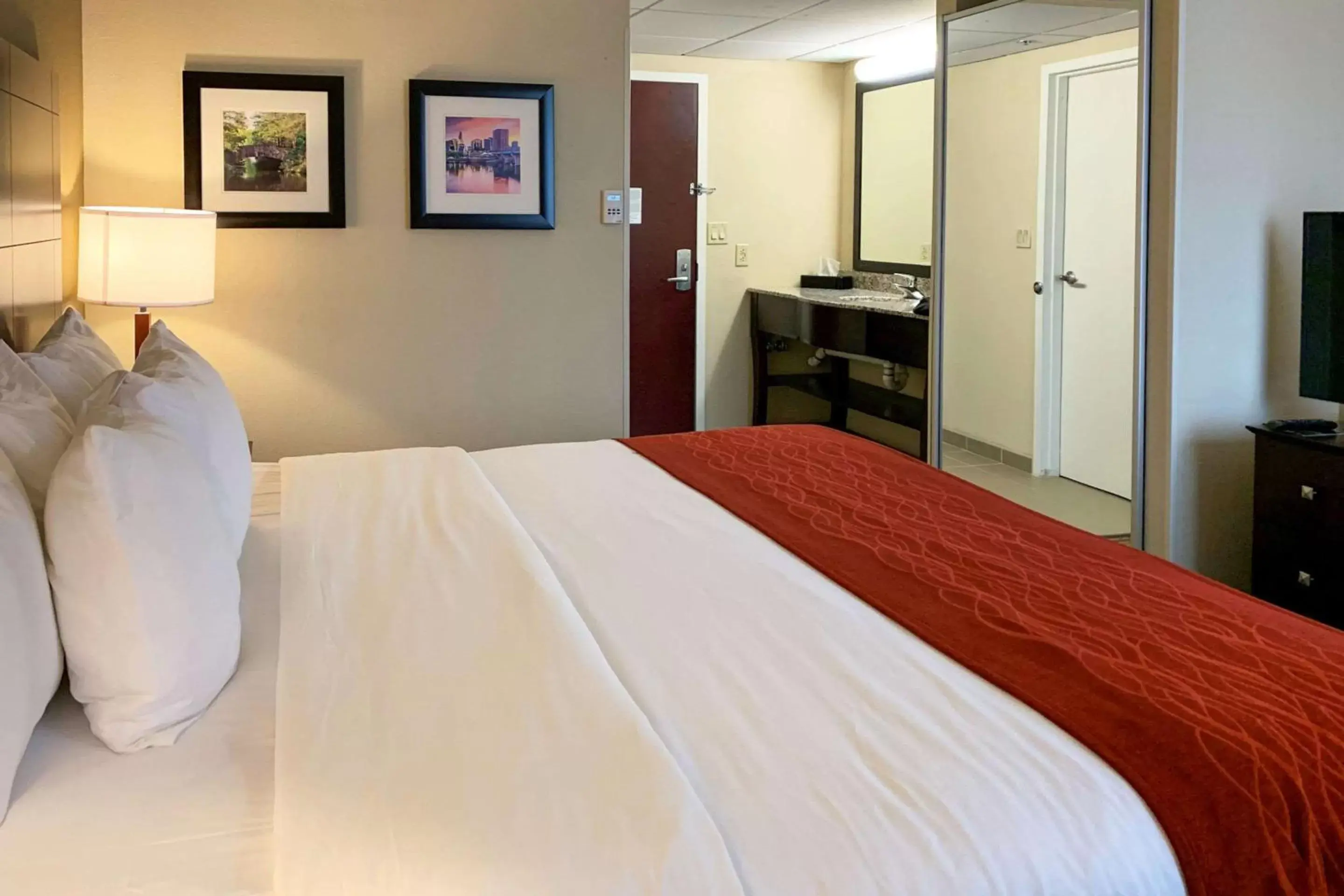 Photo of the whole room, Bed in Comfort Inn and Suites East Hartford