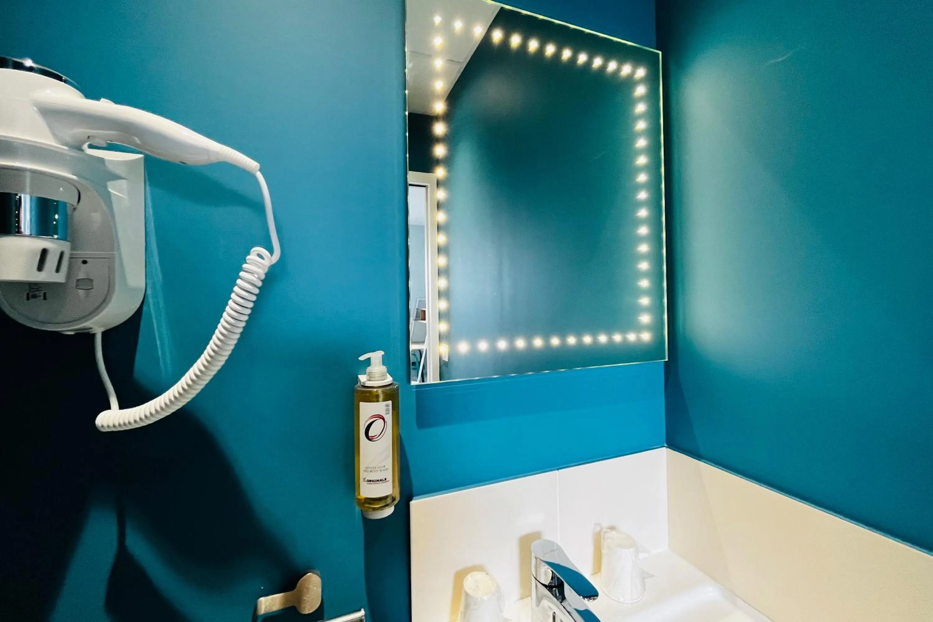 Bathroom in The Originals Access, Hôtel les Iris, Berck-sur-Mer