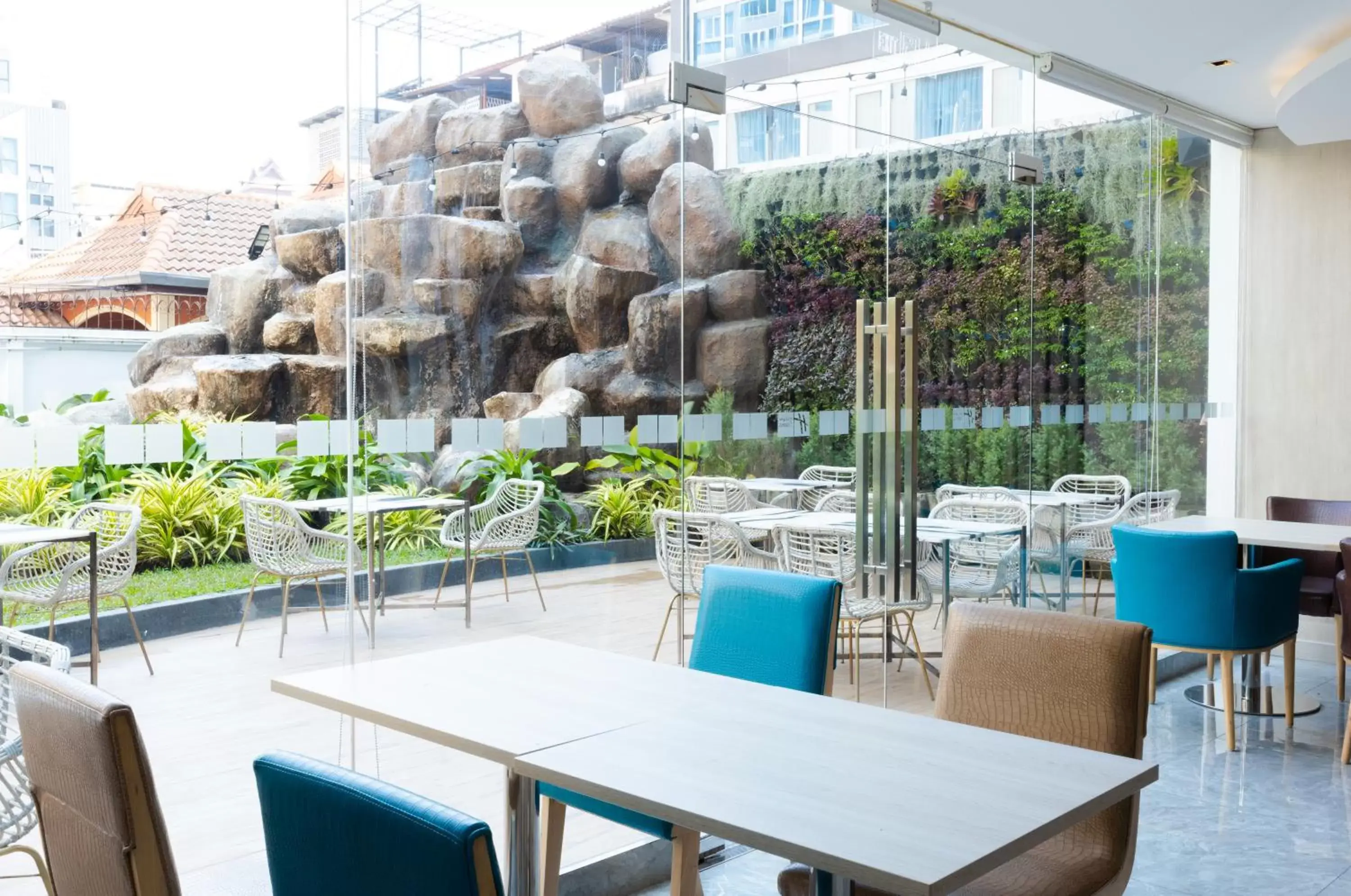 Seating area, Restaurant/Places to Eat in Holiday Inn Express Pattaya Central, an IHG Hotel