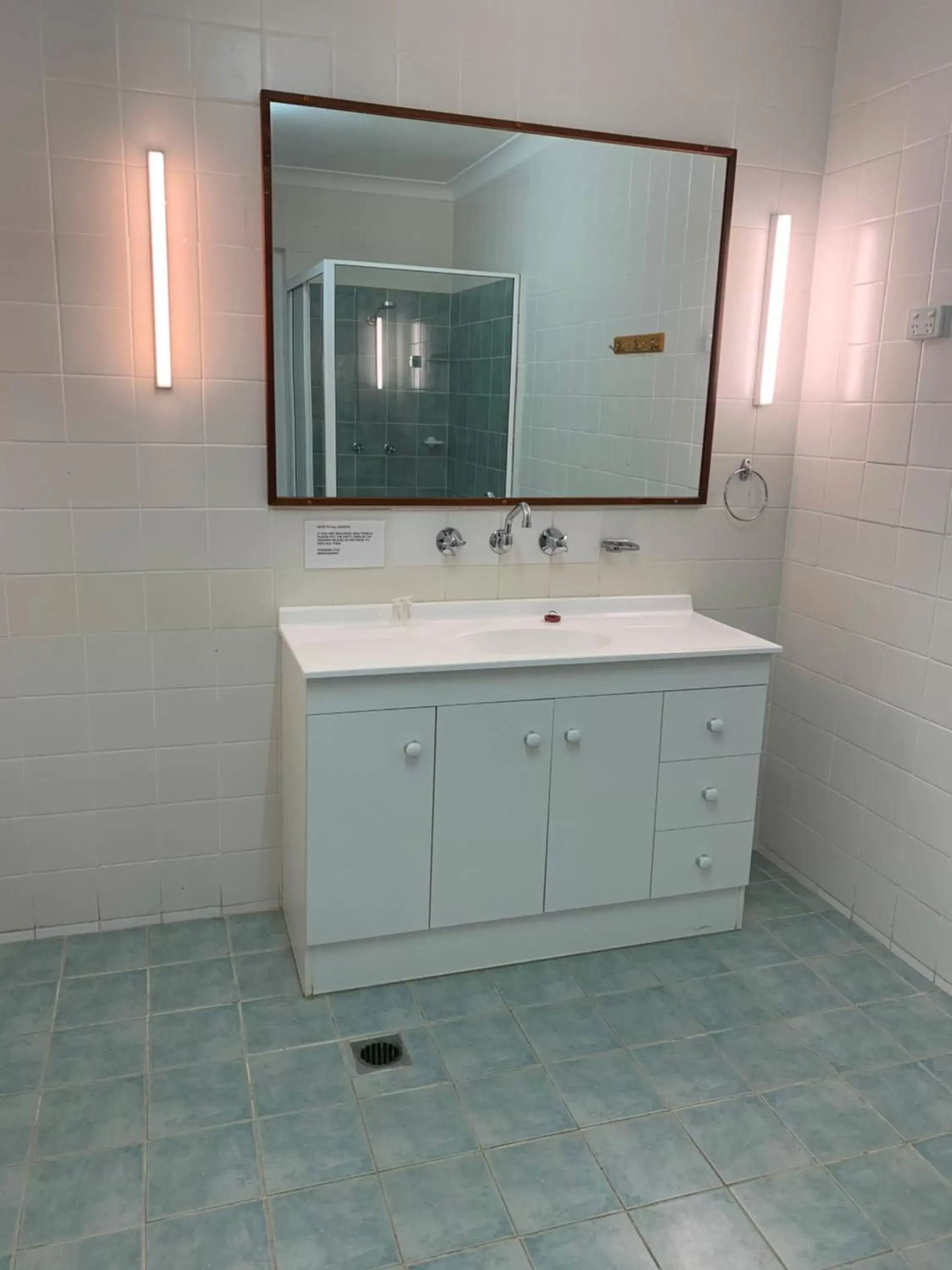Bathroom in Mudgee Vineyard Motor Inn