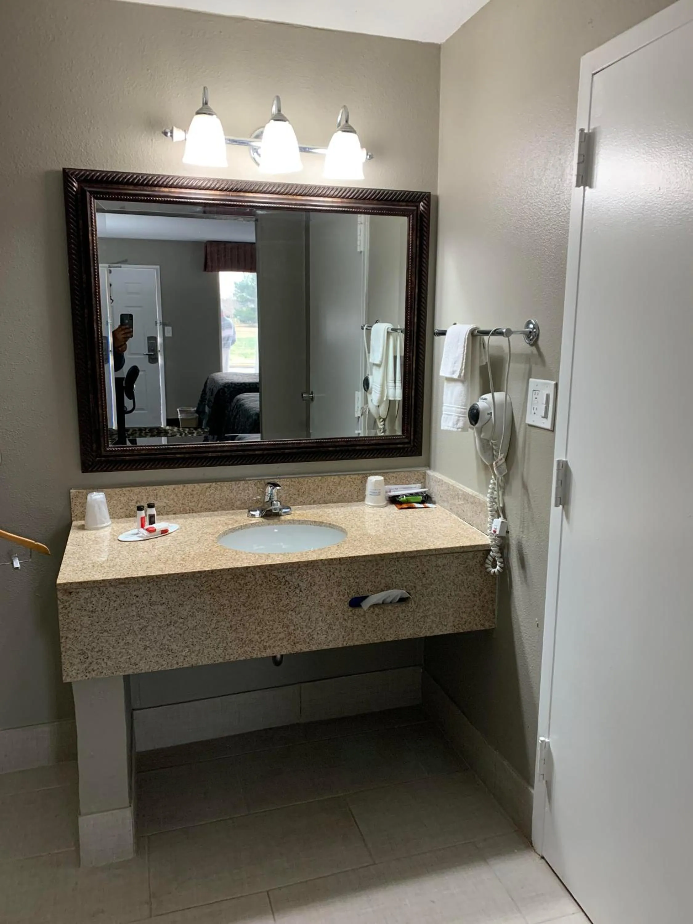 Bathroom in Days Inn & Suites by Wyndham Collierville Germantown Area