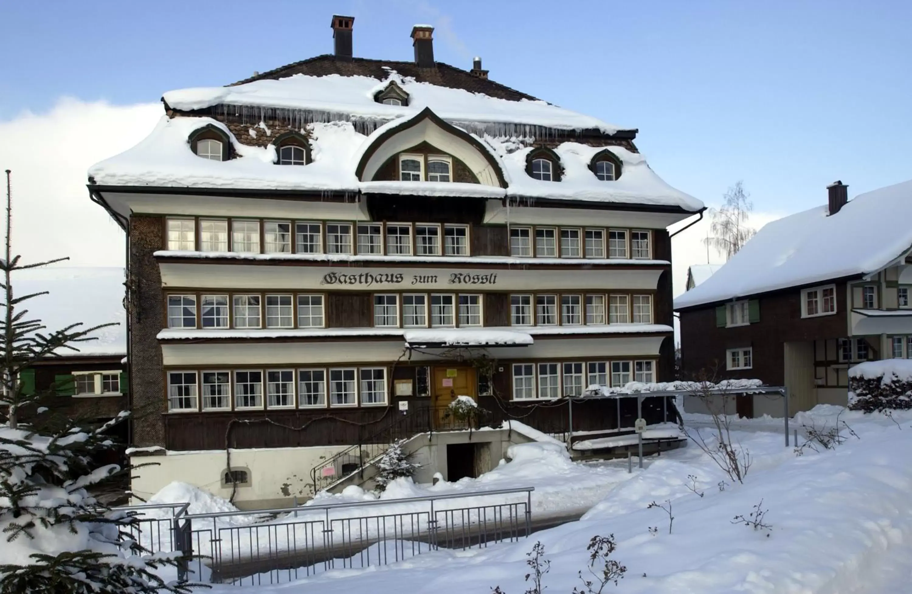Property building, Winter in Gasthaus Rössli