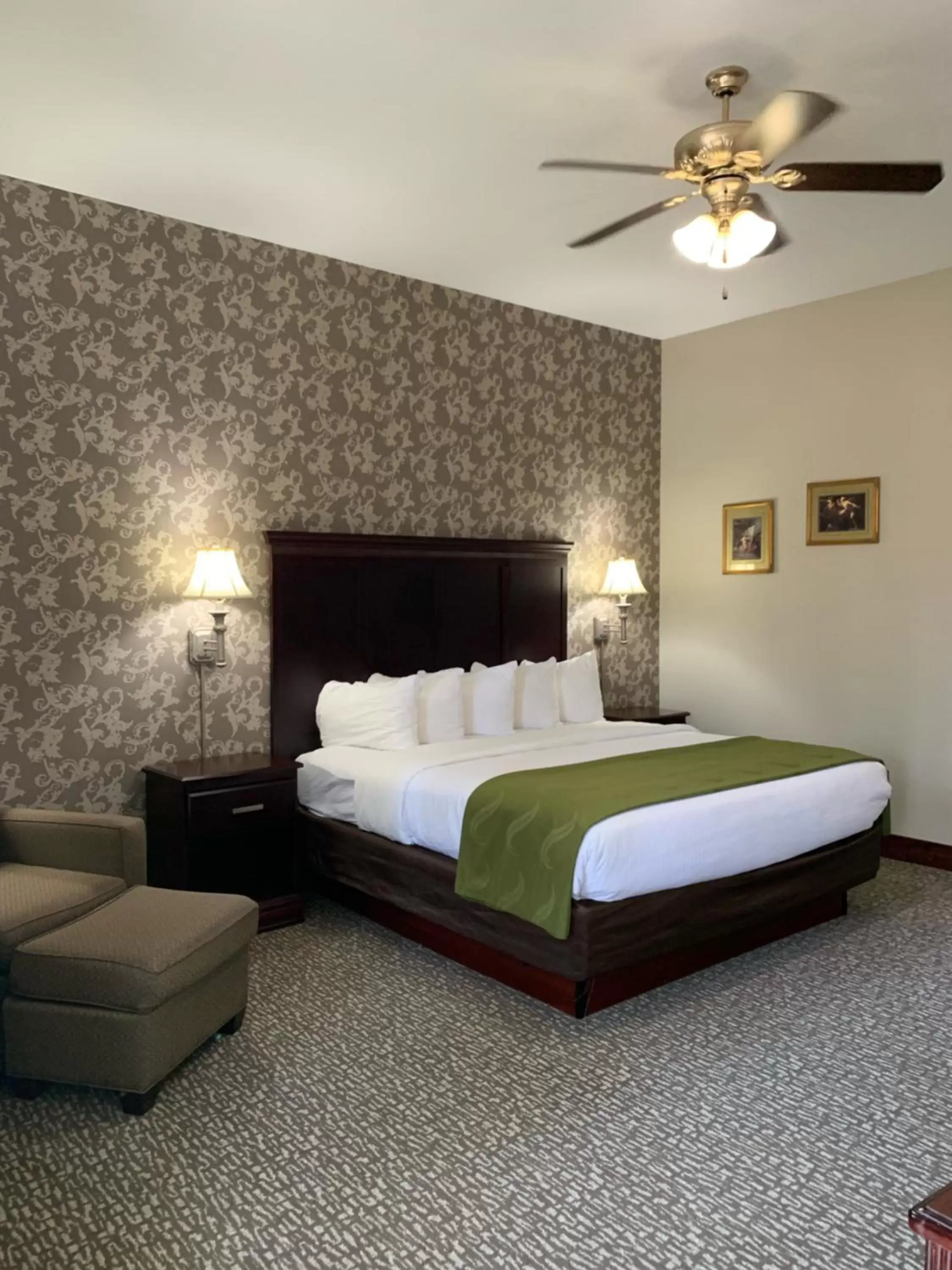 Bed in Quality Inn Eureka Springs South