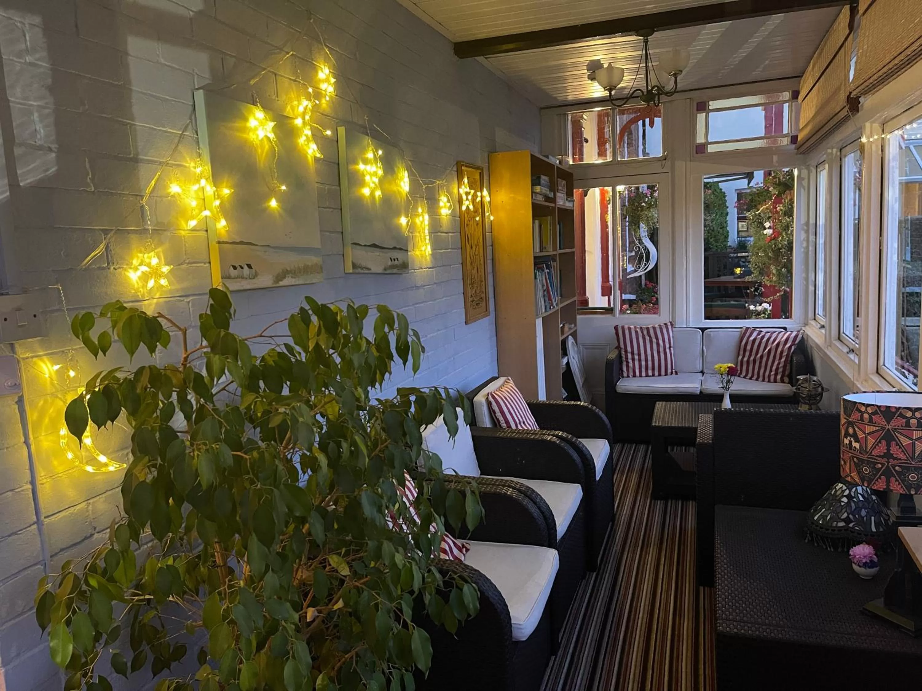 Library, Restaurant/Places to Eat in The Robin Hill