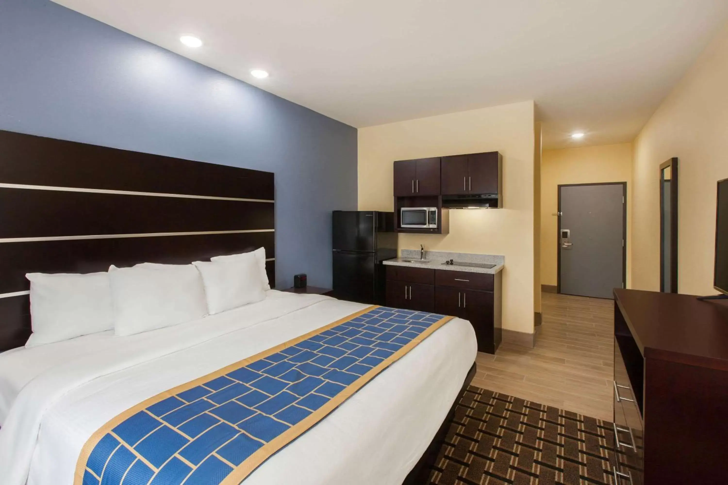 Photo of the whole room, Bed in Days Inn by Wyndham Baton Rouge Airport