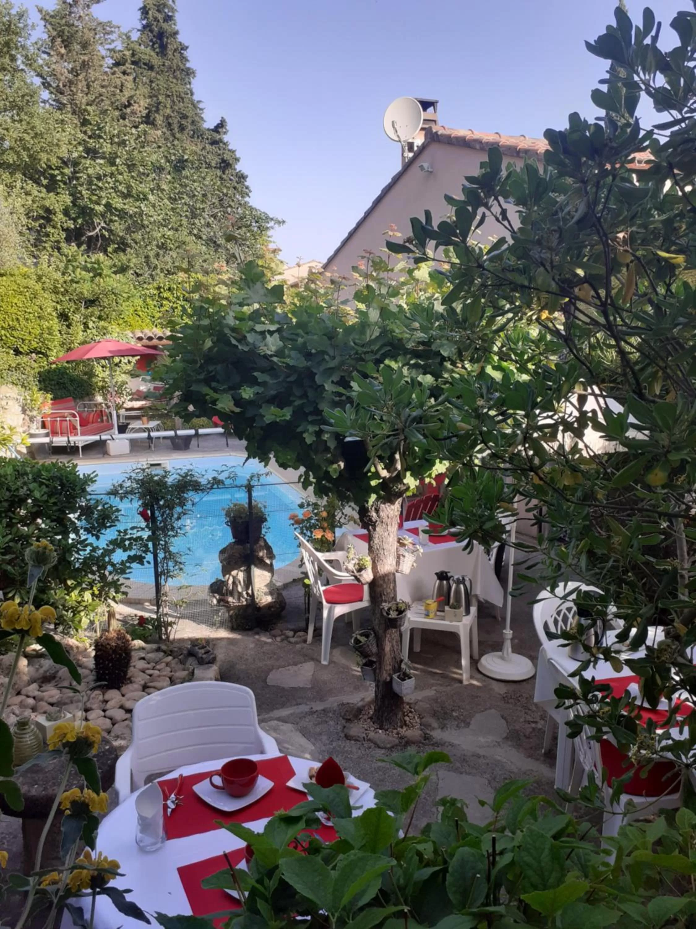 Pool View in La Sapiniére -chambres climatisées