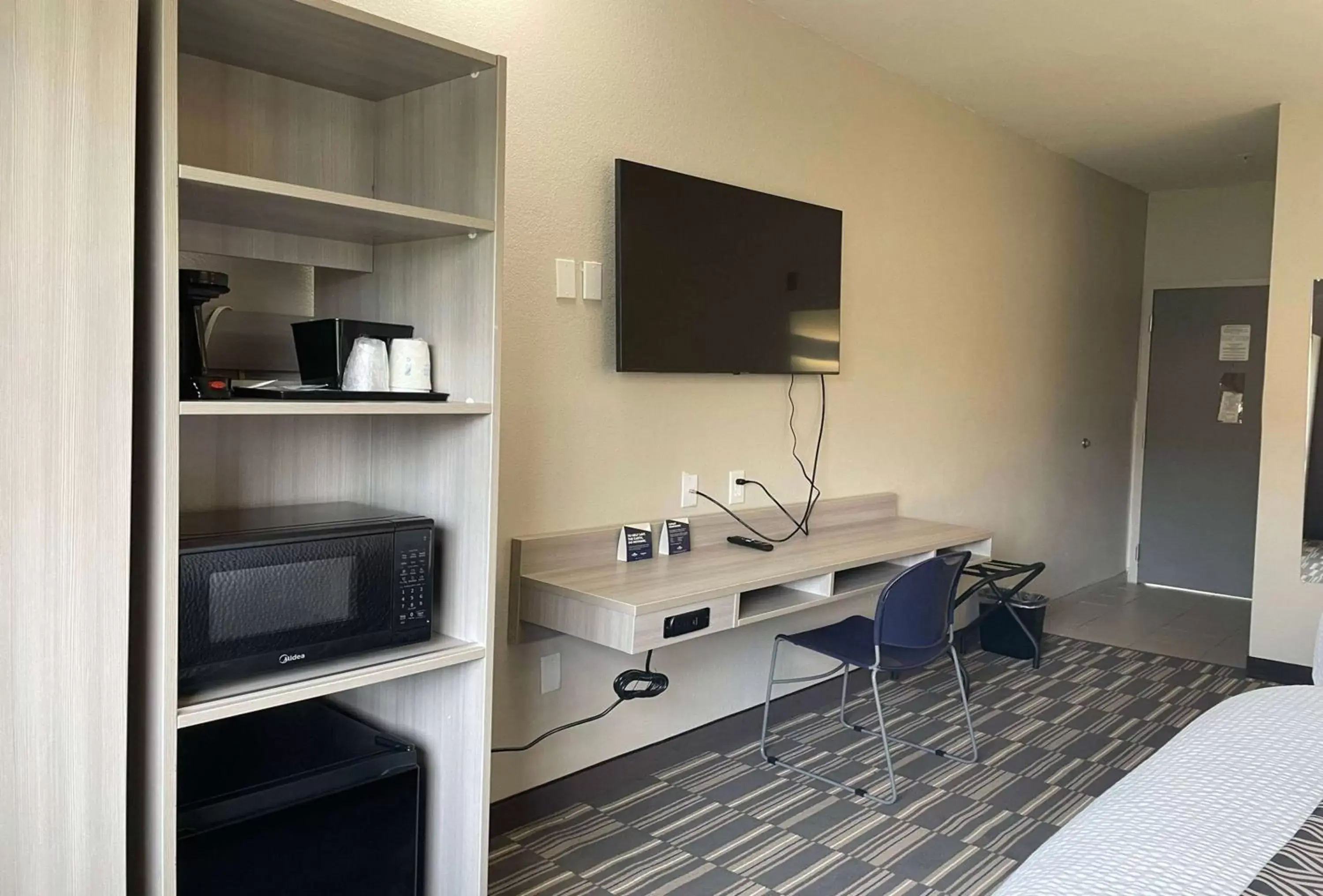 Photo of the whole room, TV/Entertainment Center in Microtel Inn & Suites by Wyndham Bossier City