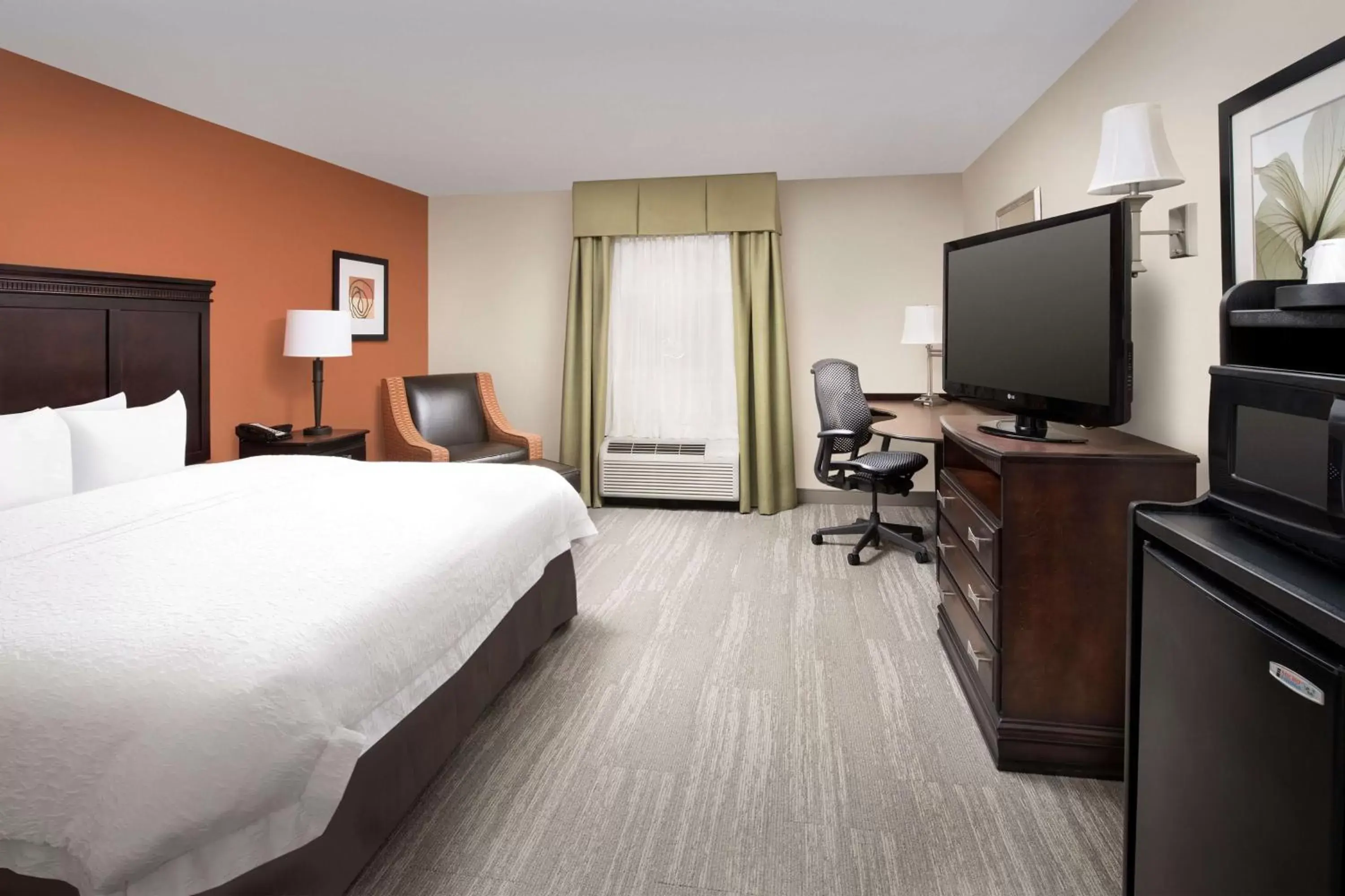 Bedroom, TV/Entertainment Center in Hampton Inn Lenoir City