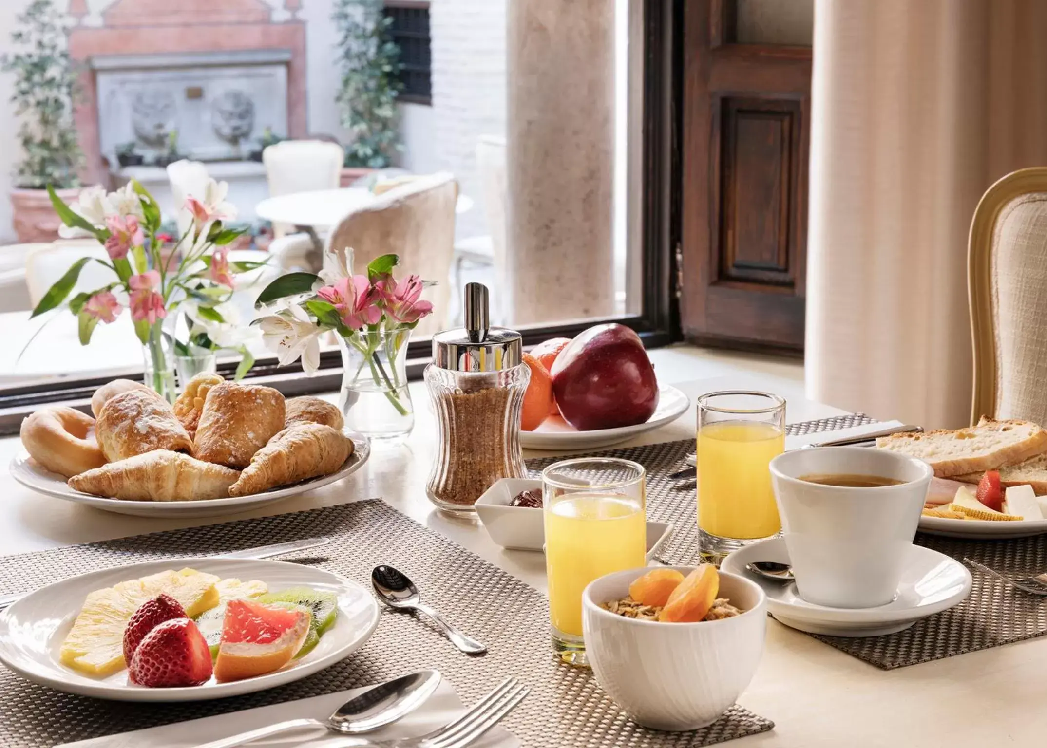 Lounge or bar, Breakfast in Hotel Casa 1800 Granada