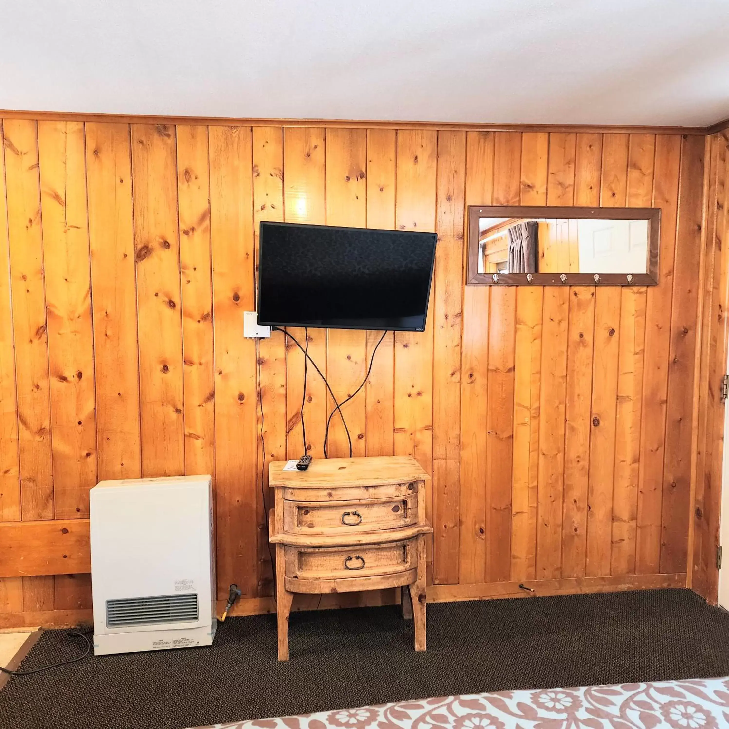 Bedroom, TV/Entertainment Center in Canyon Motel