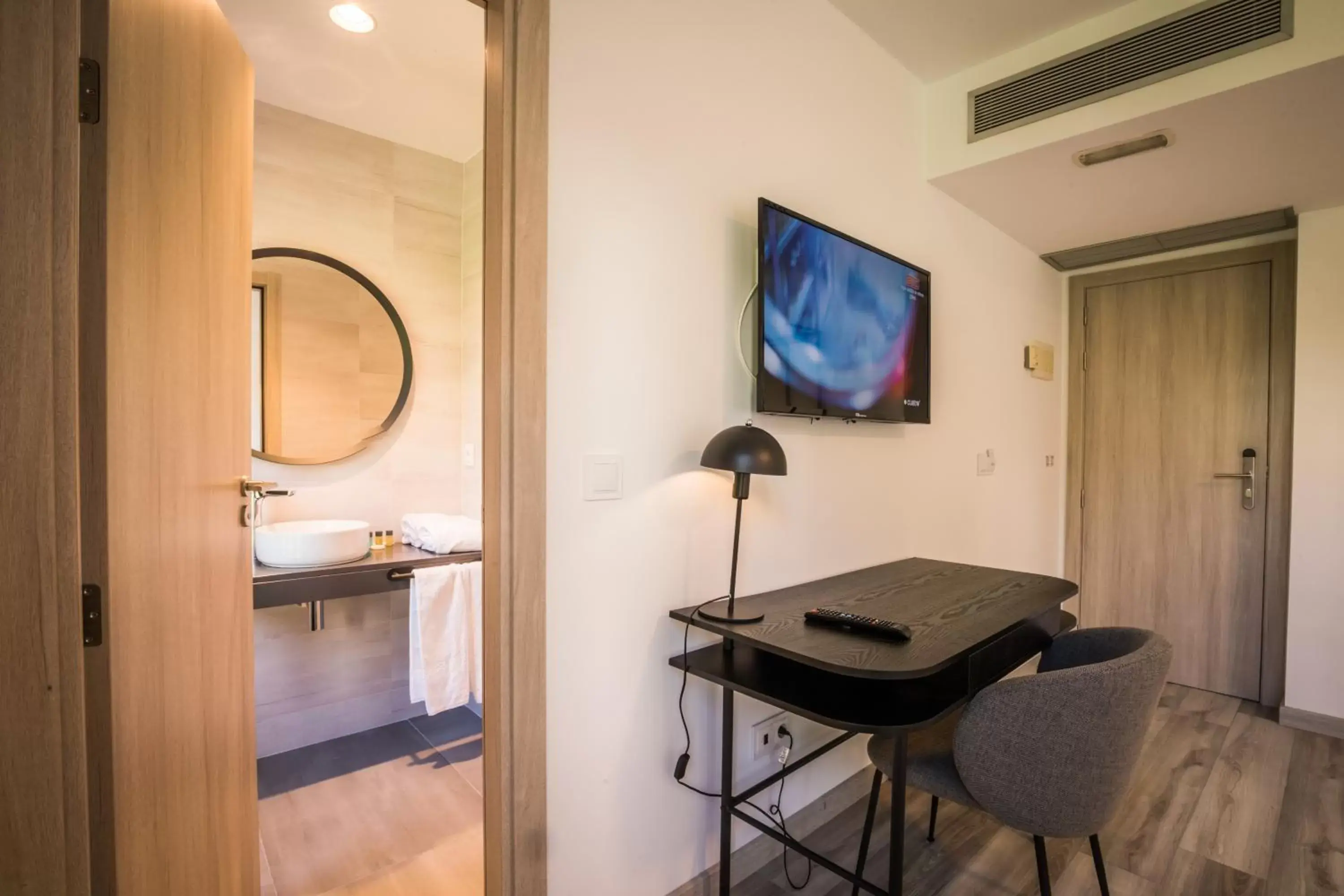 TV and multimedia, TV/Entertainment Center in Pombal Rooms Santiago
